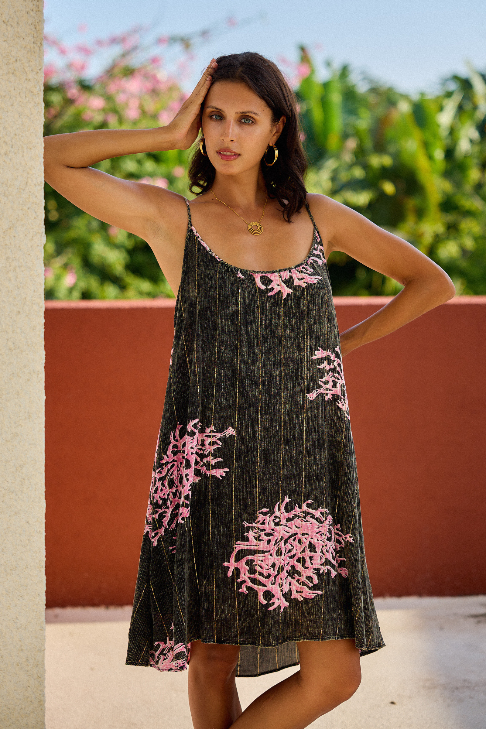 Mayorista Last Queen - Vestido fluido con estampado coral y tirantes finos, estilo desgastado con Lurex