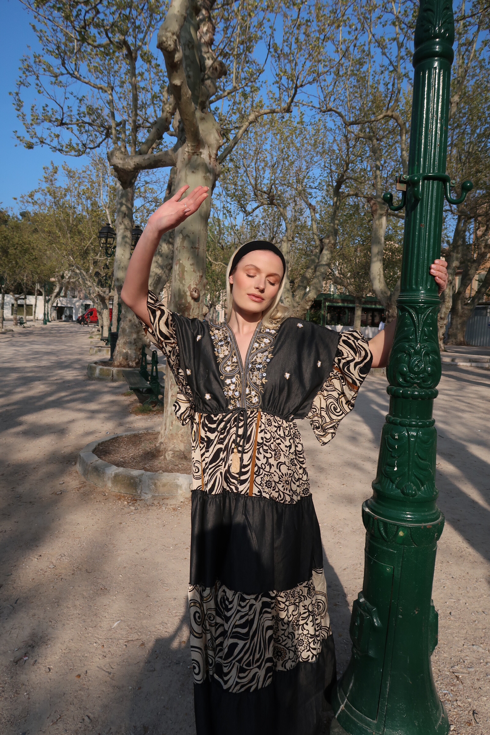 Wholesaler Last Queen - Long dress with V -collar embroidered with sequins with link in the back