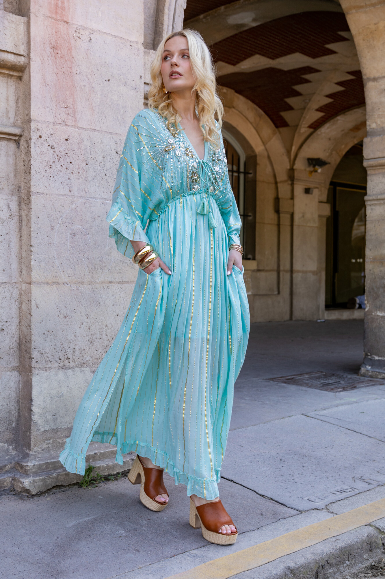 Grossiste Last Queen - Robe longue brodée des strass , perles, coquillages et sequins