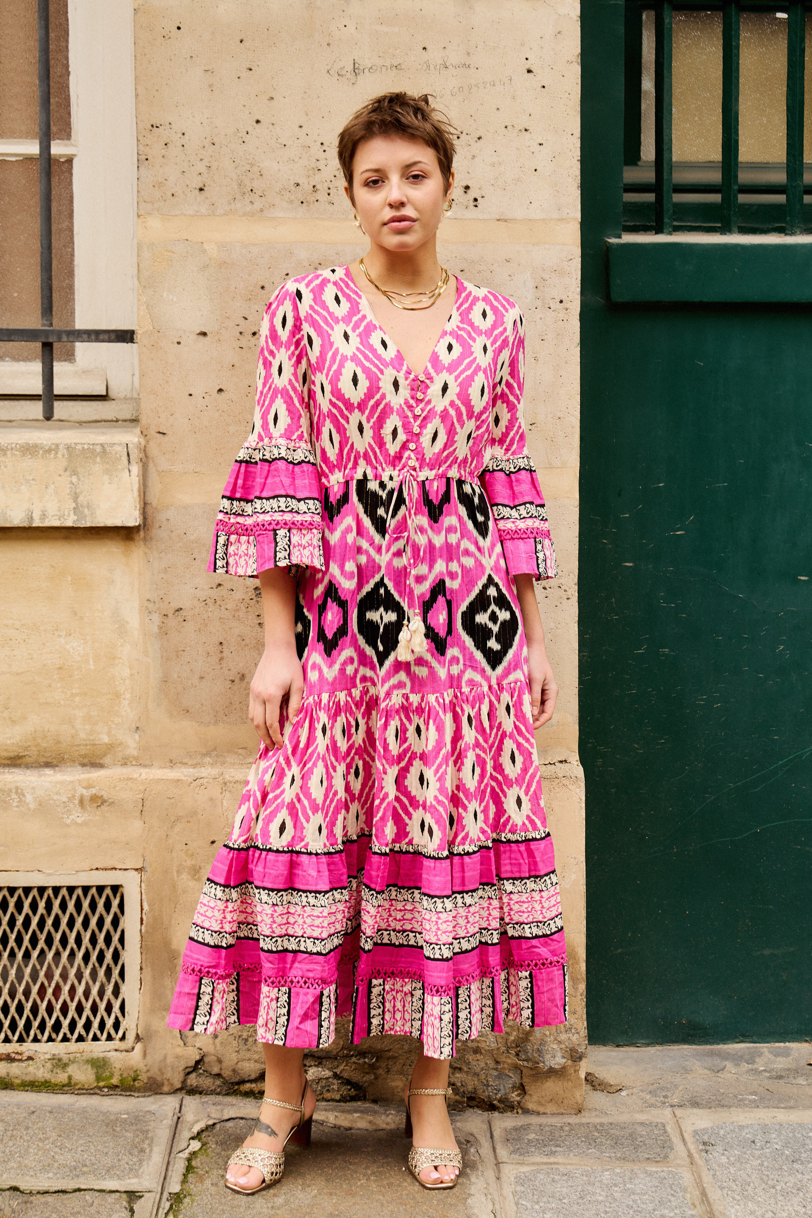 Grossiste Last Queen - Robe long imprimée  avec Lurex, coupe évasée avec galons et sérrage