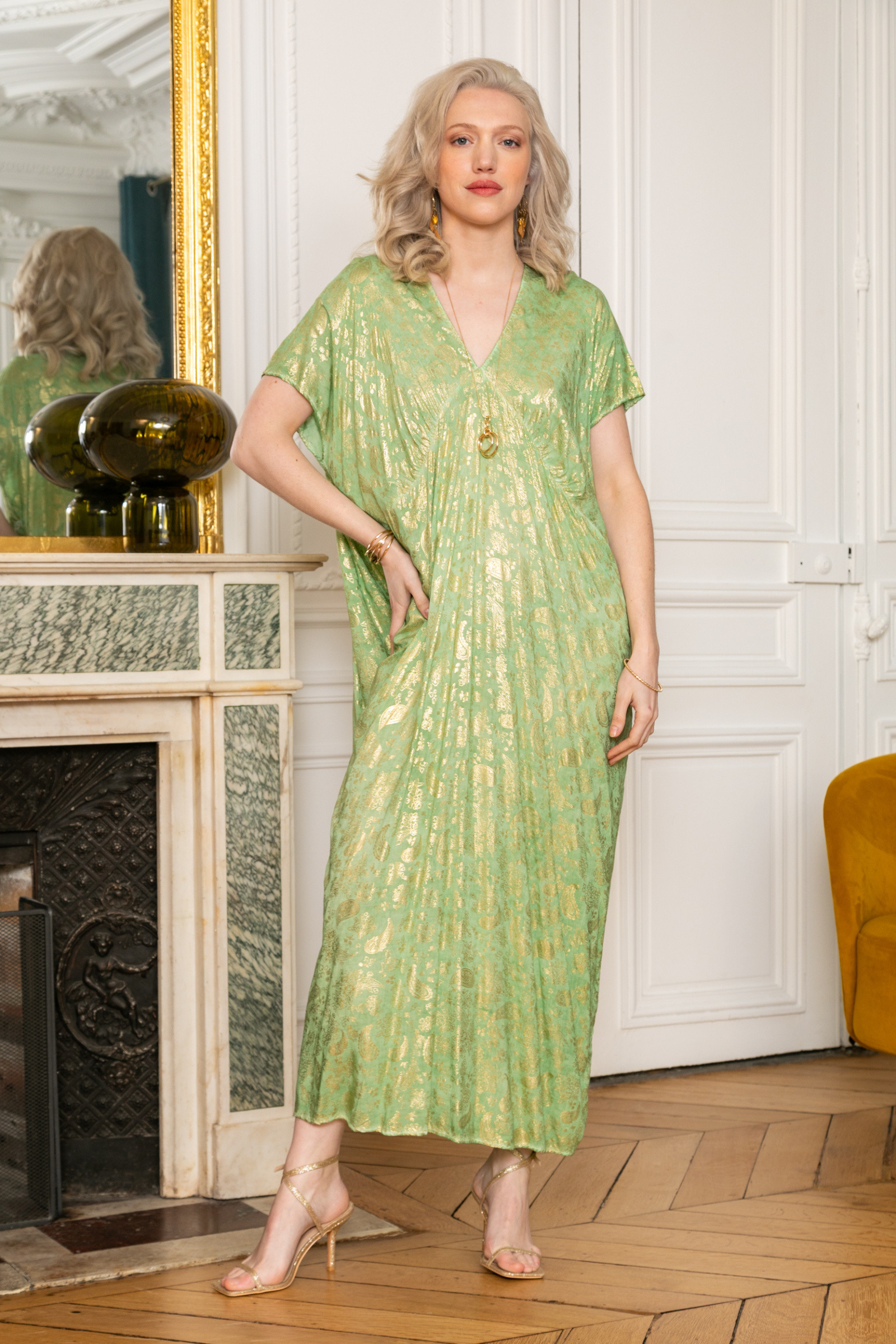 Grossiste Last Queen - Robe longue à imprimé dorure, col V, coupe évasée