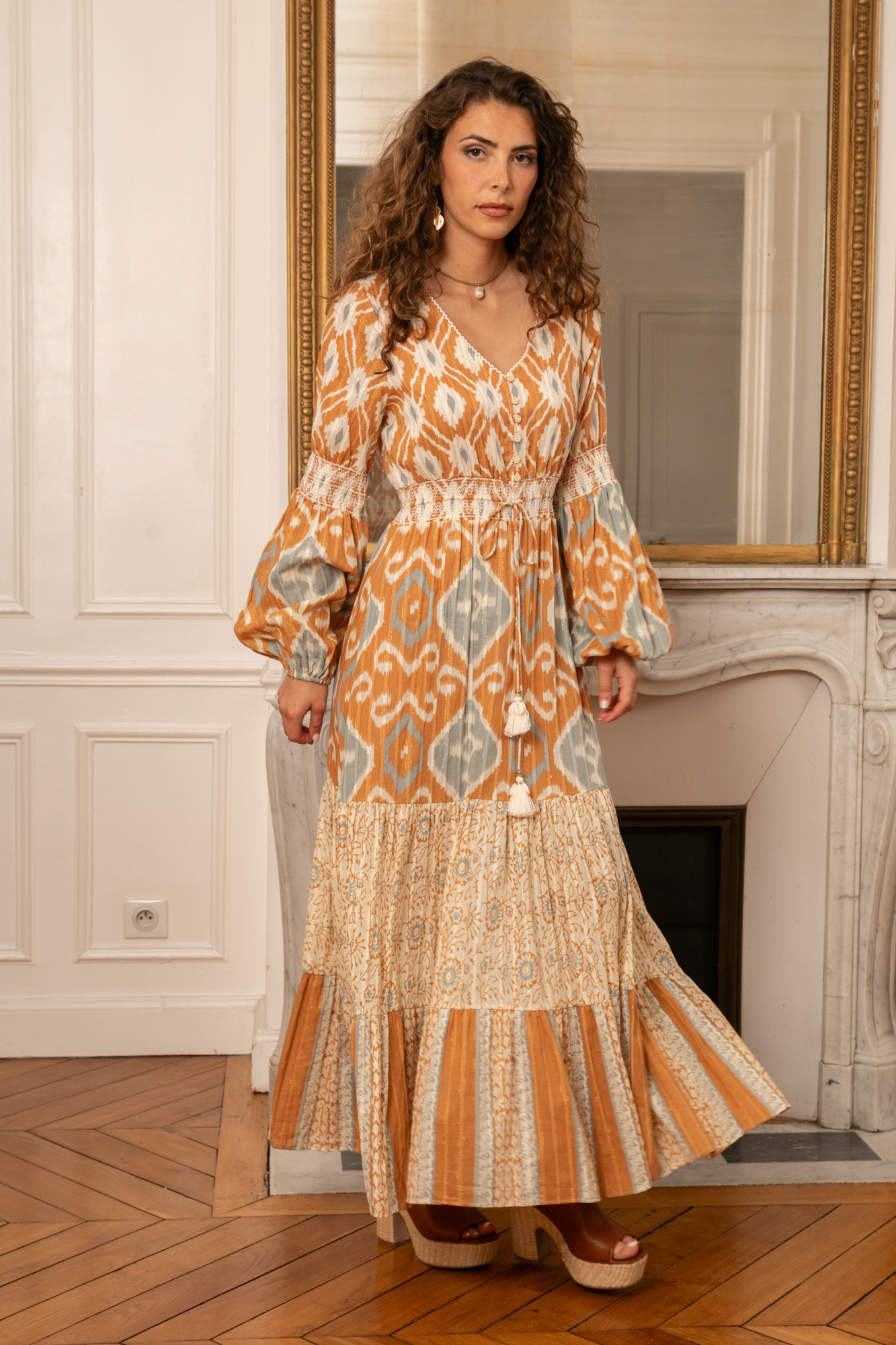 Grossiste Last Queen - Robe long imprimée  avec Lurex, coupe évasée avec galons et sérrage