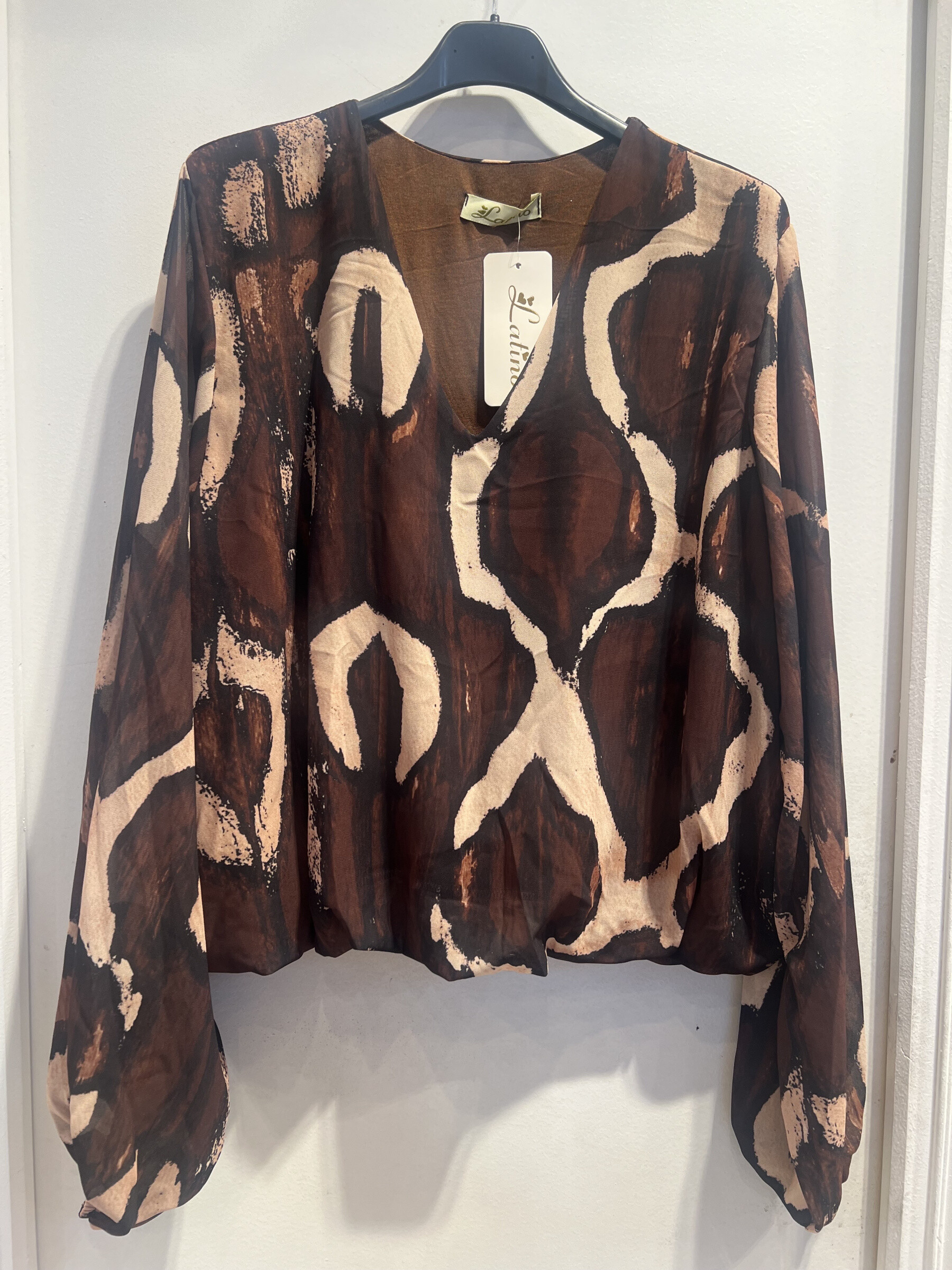Wholesaler LATINO - Fluid blouse with long sleeve in V -neck, choco abstract print