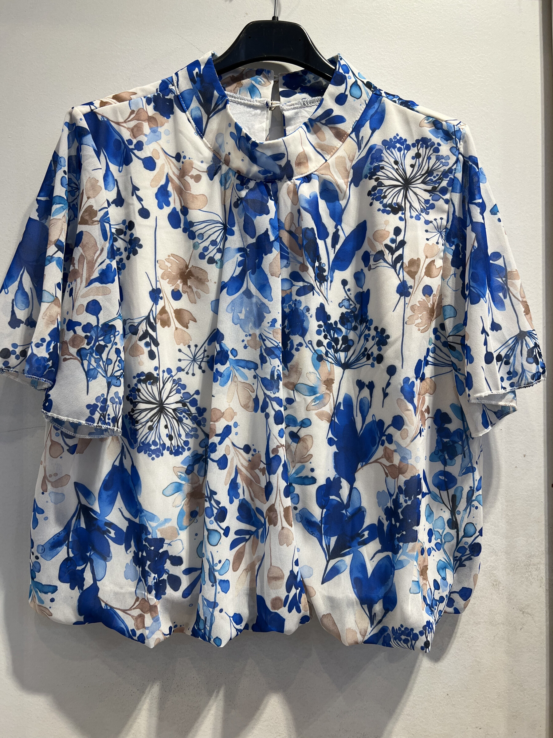 Mayorista LATINO - Blusa impresa floral en tonos azules