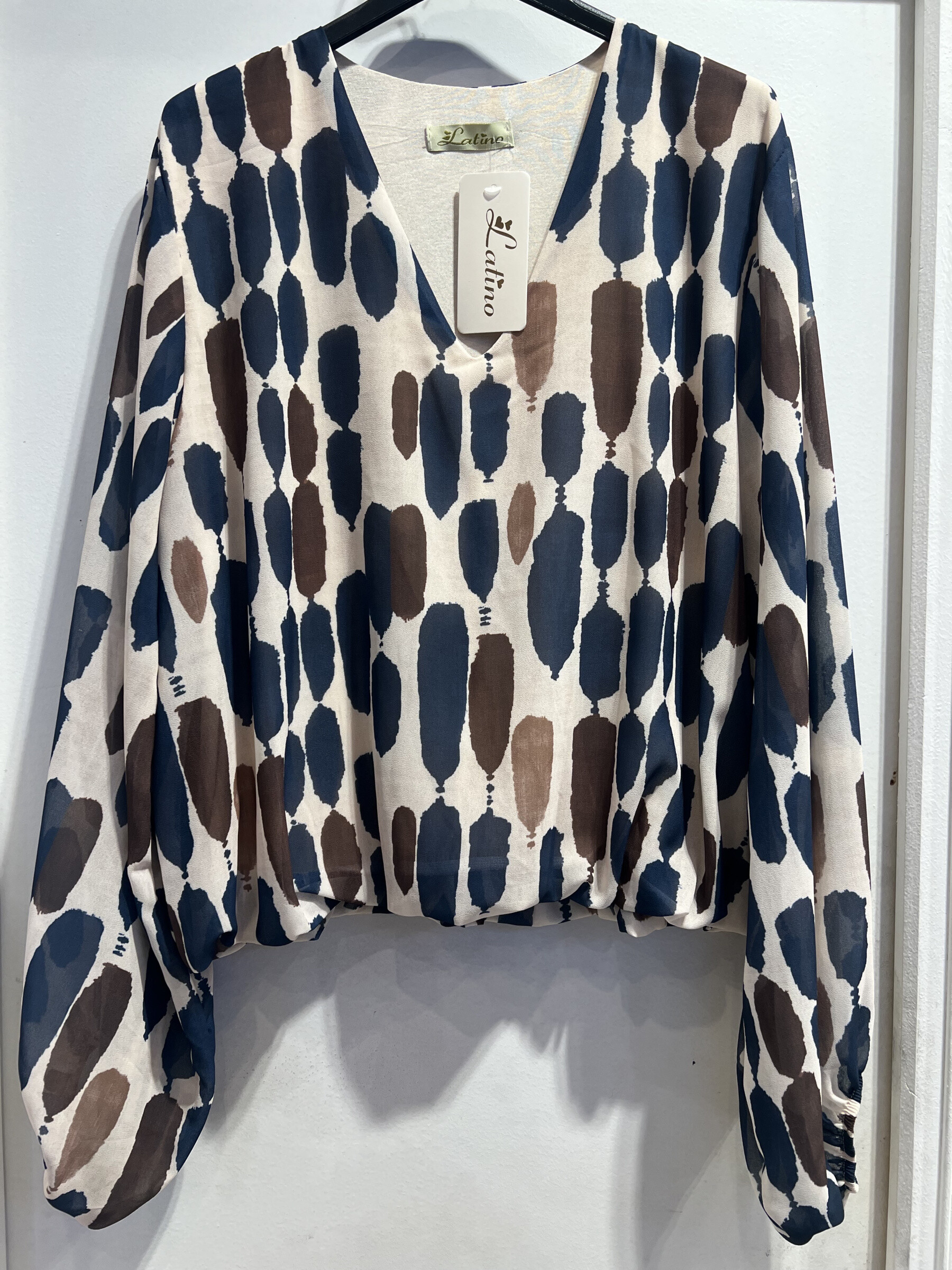 Wholesaler LATINO - Fluid blouse with t -collar in v -neck