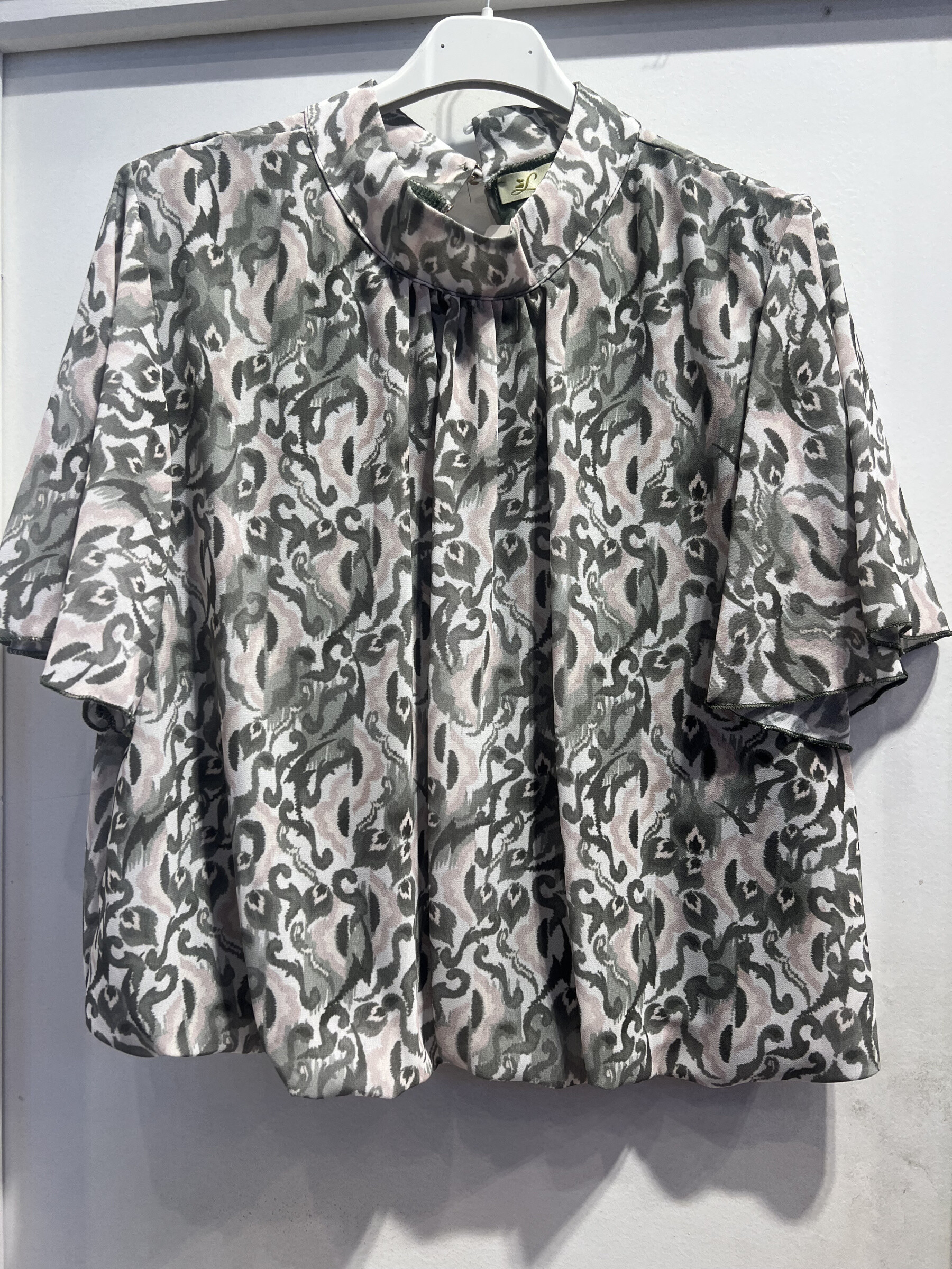 Großhändler LATINO - Fluidbluse, in Khaki -Grün mit kurzen Ärmeln gedruckt