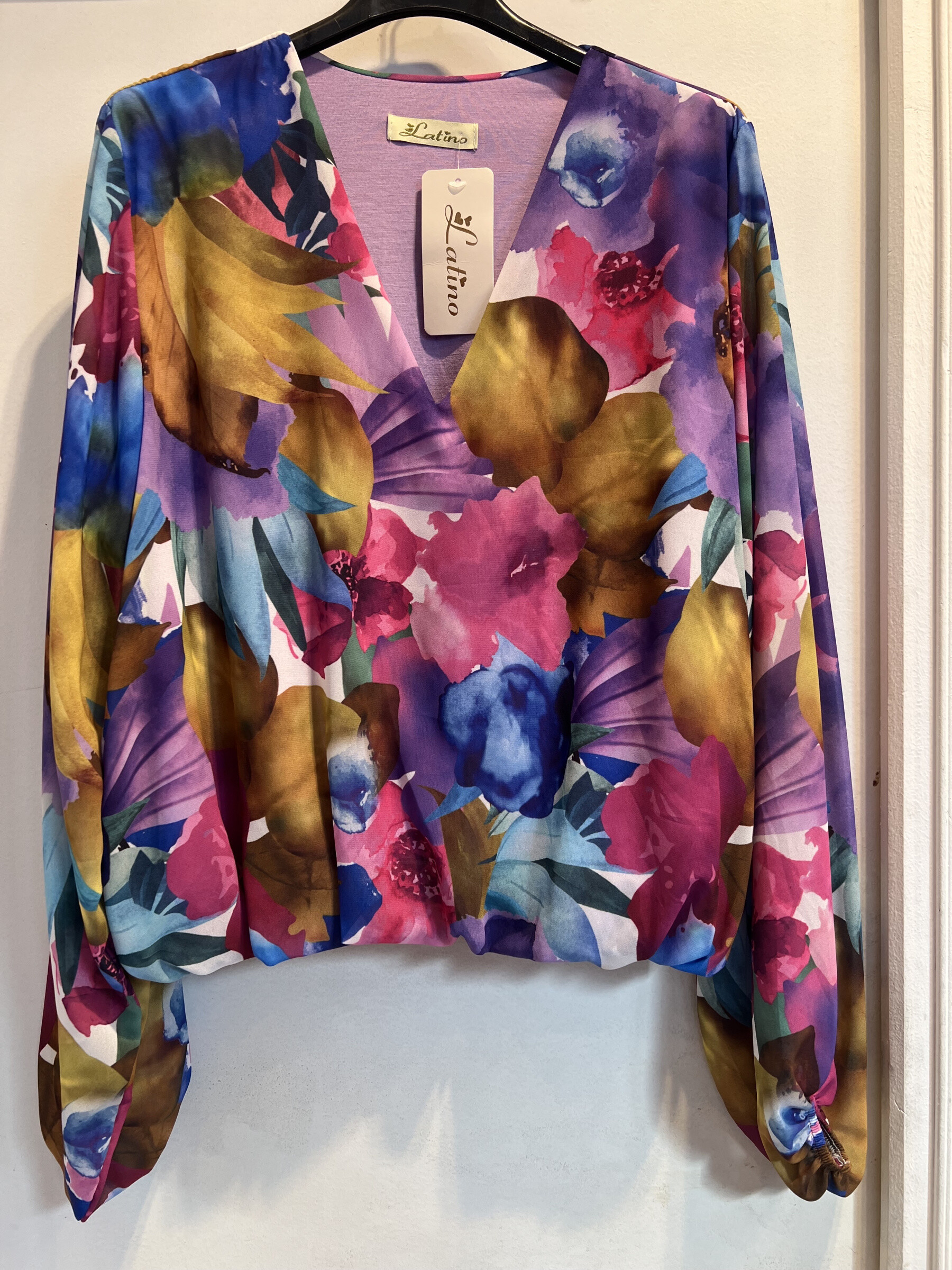 Mayorista LATINO - Blusa de cuello fluido en estampado abstracto