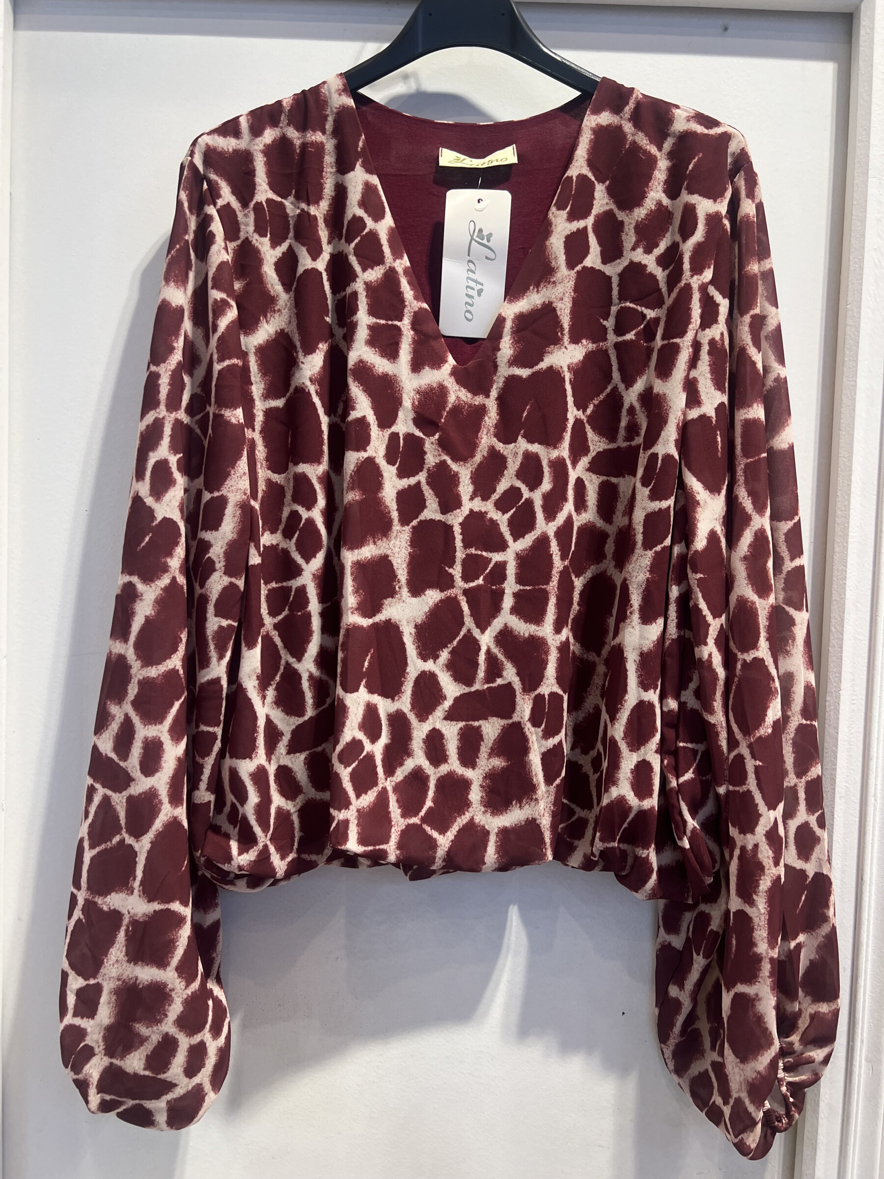 Wholesaler LATINO - Fluid blouse with long sleeve print giraffe Bordeaux