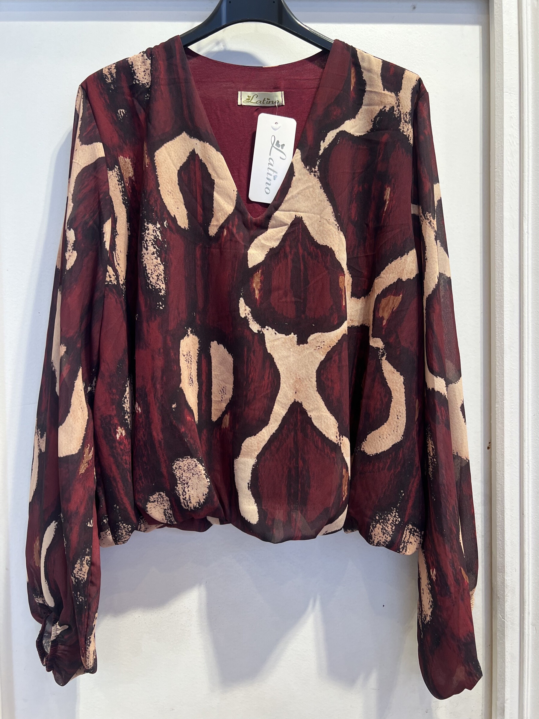 Wholesaler LATINO - Long sleeve V -neck blouse, Beige Bordeaux print.