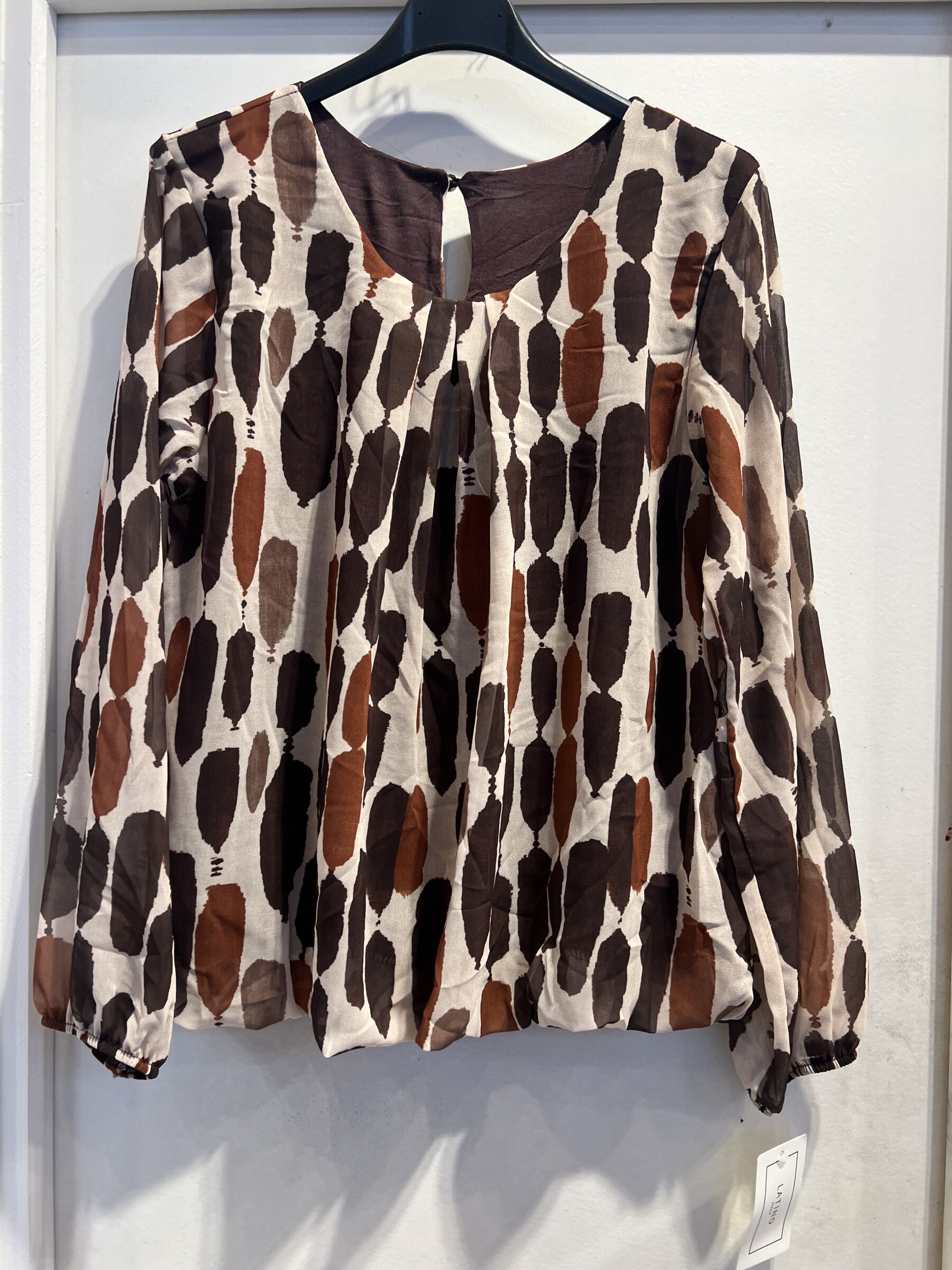 Großhändler LATINO - Langarmbluse. Choco Multi -Color -Druck.