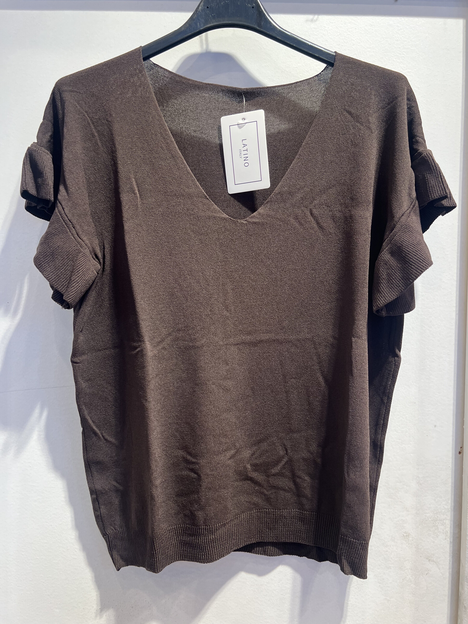 Großhändler LATINO - V-Ausschnitt-T-Shirt in hellem Strick, kurzfliegende Ärmel