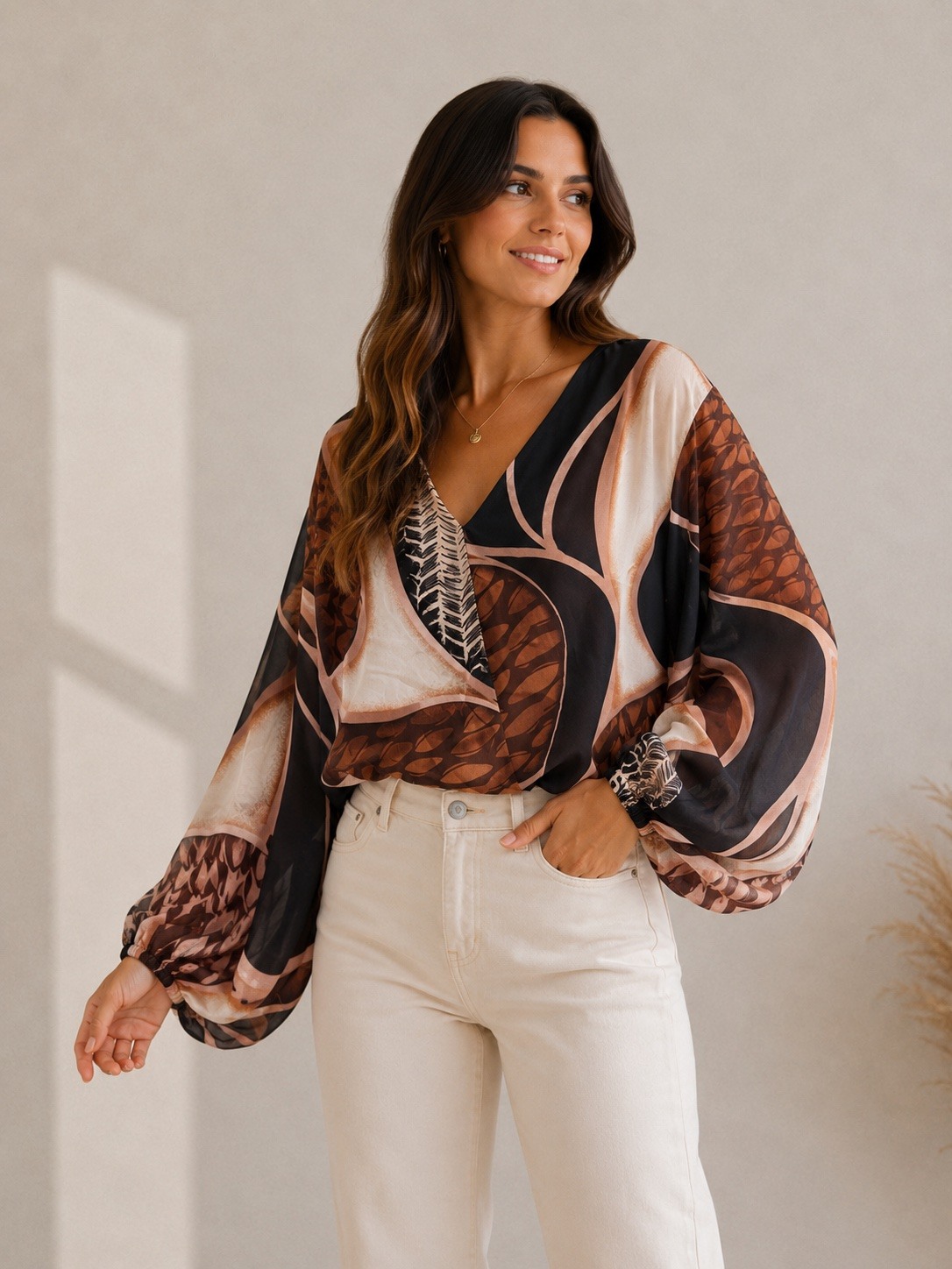 Mayorista LATINO - Blusa estampada con cuello en V