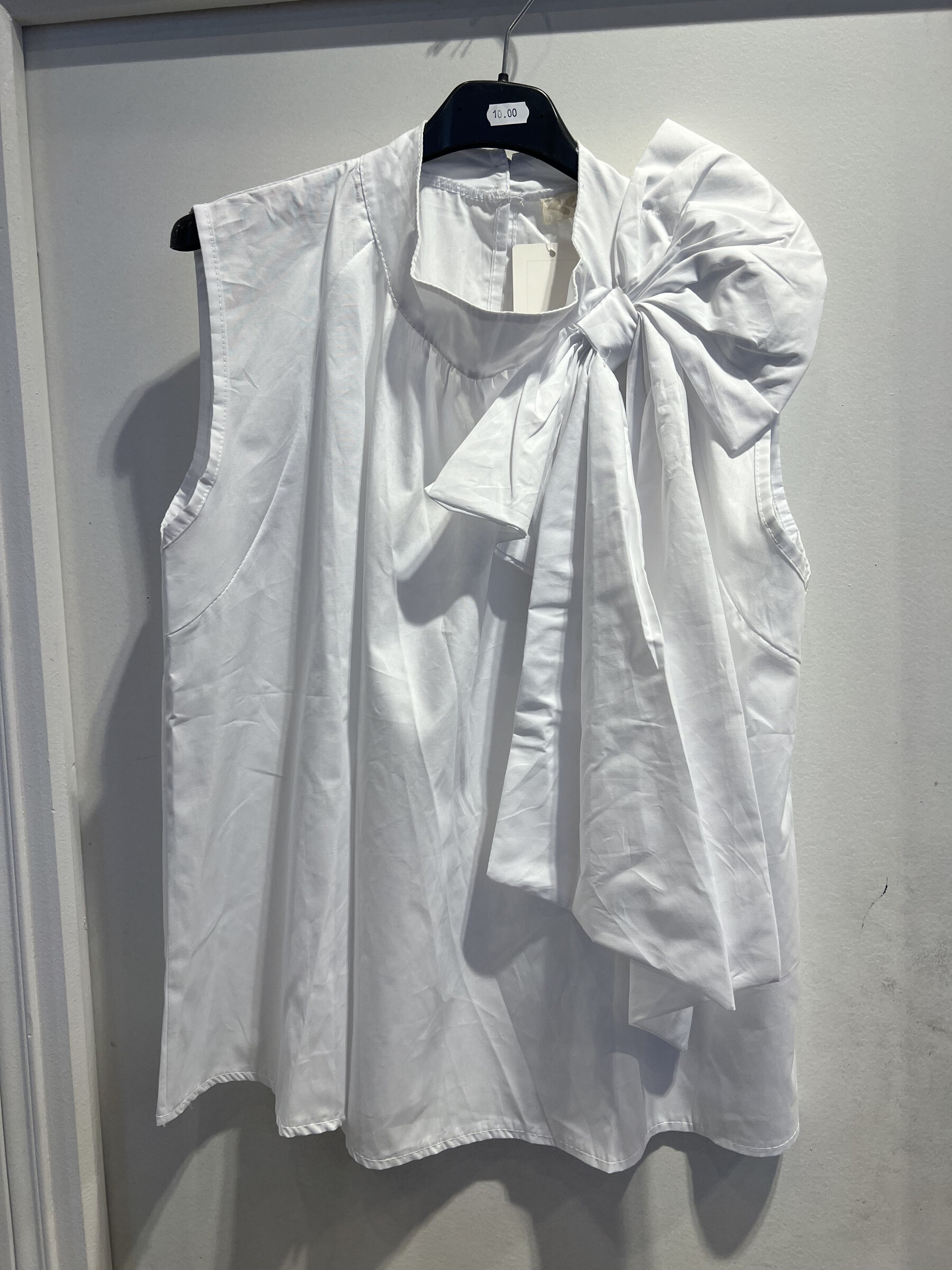 Wholesaler LATINO - Sleeveless blouse is of a large cotton butterfly knot