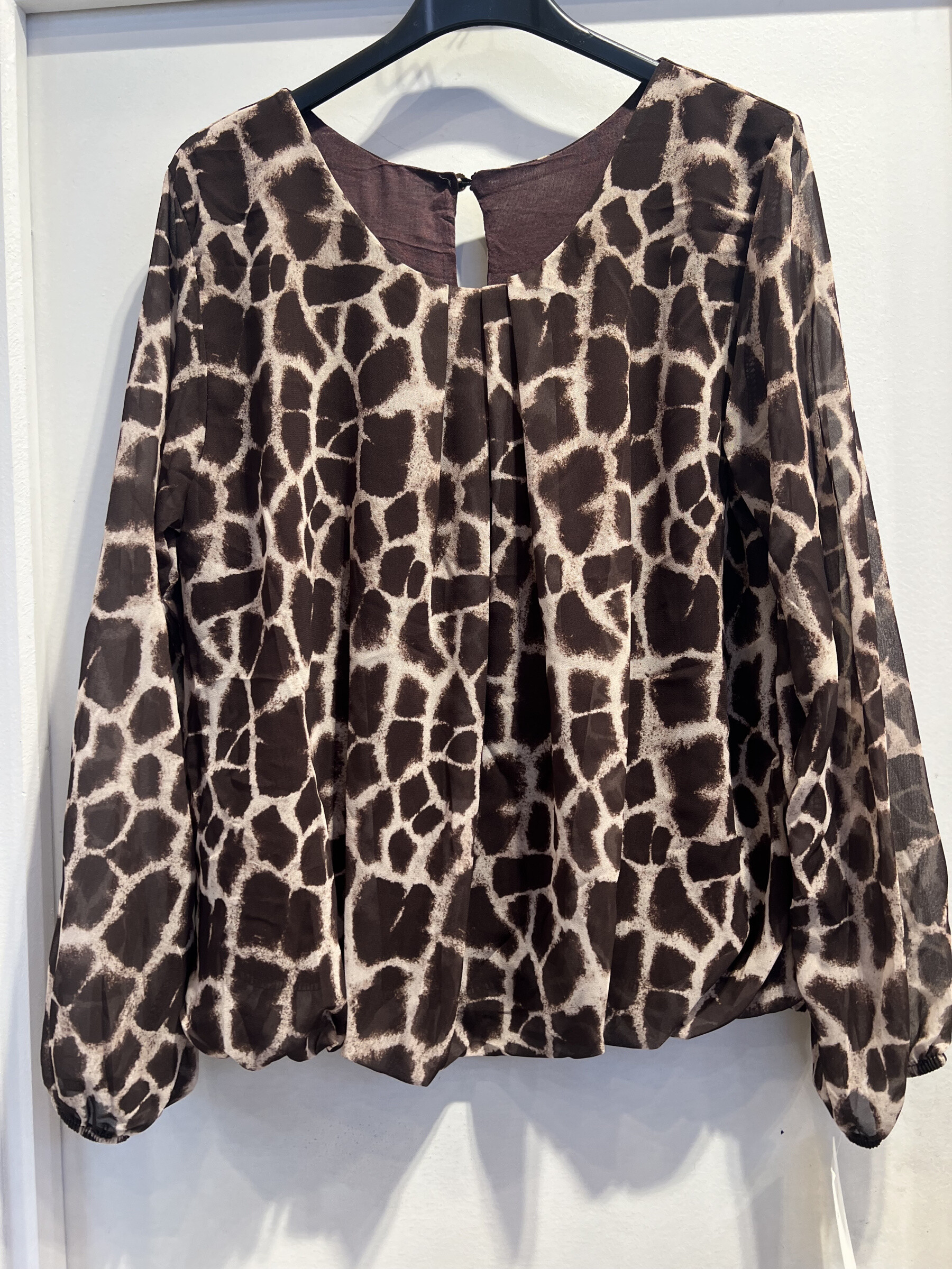 Wholesaler LATINO - Fluid long -sleeved blouse, choco giraffe print