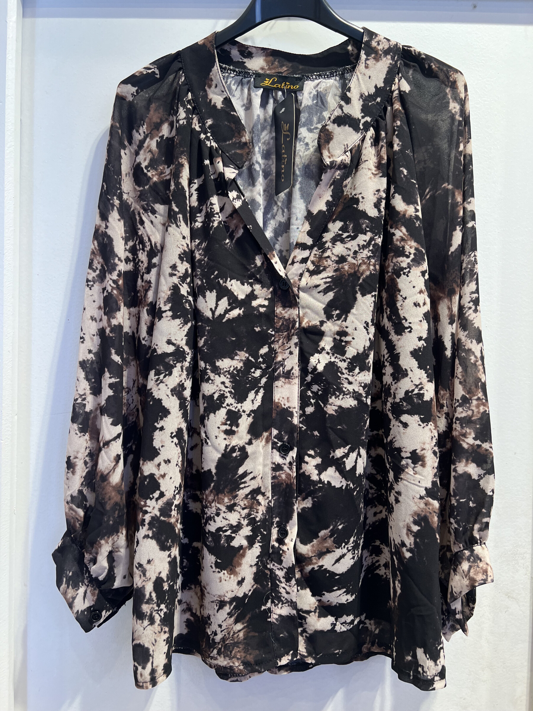 Grossista LATINO - Camicia fluida con manica lunga, stampa beige cioccola