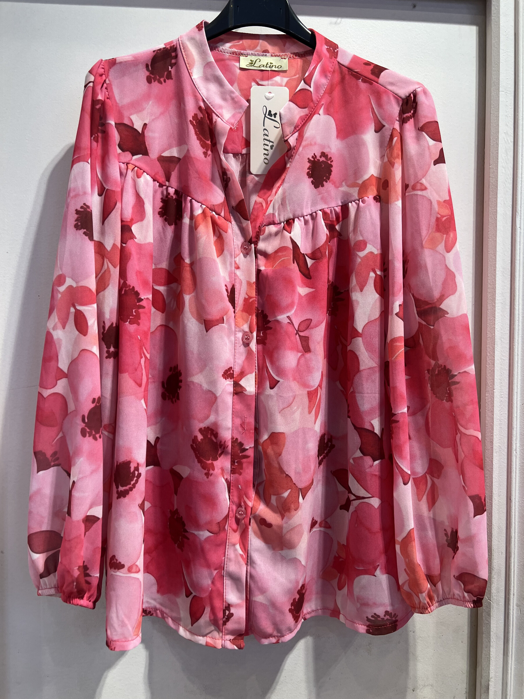Mayorista LATINO - Blusa de flores, elegancia y ligereza