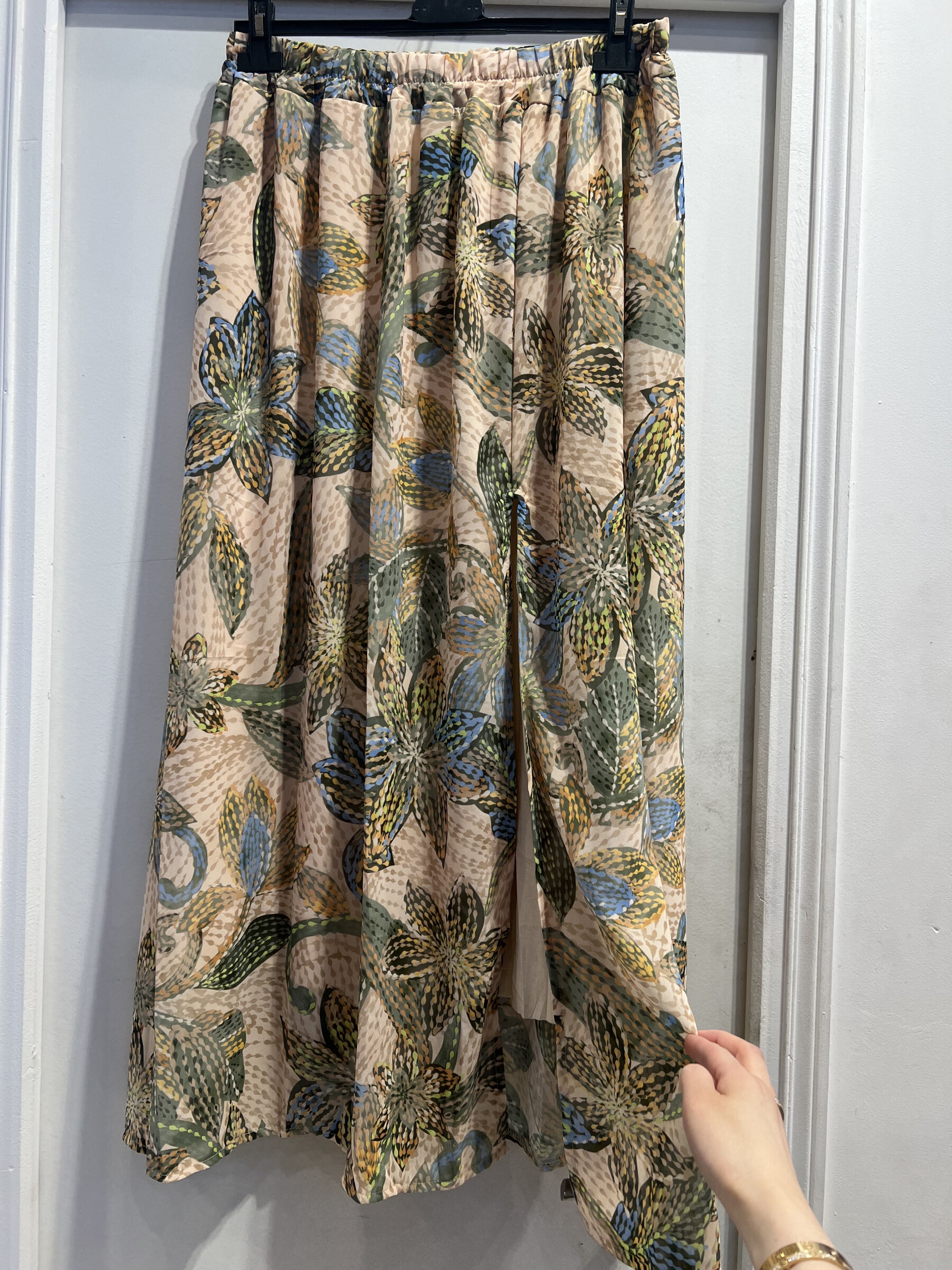 Wholesaler LATINO - Long slot fluid skirt, floral print, khaki and beige