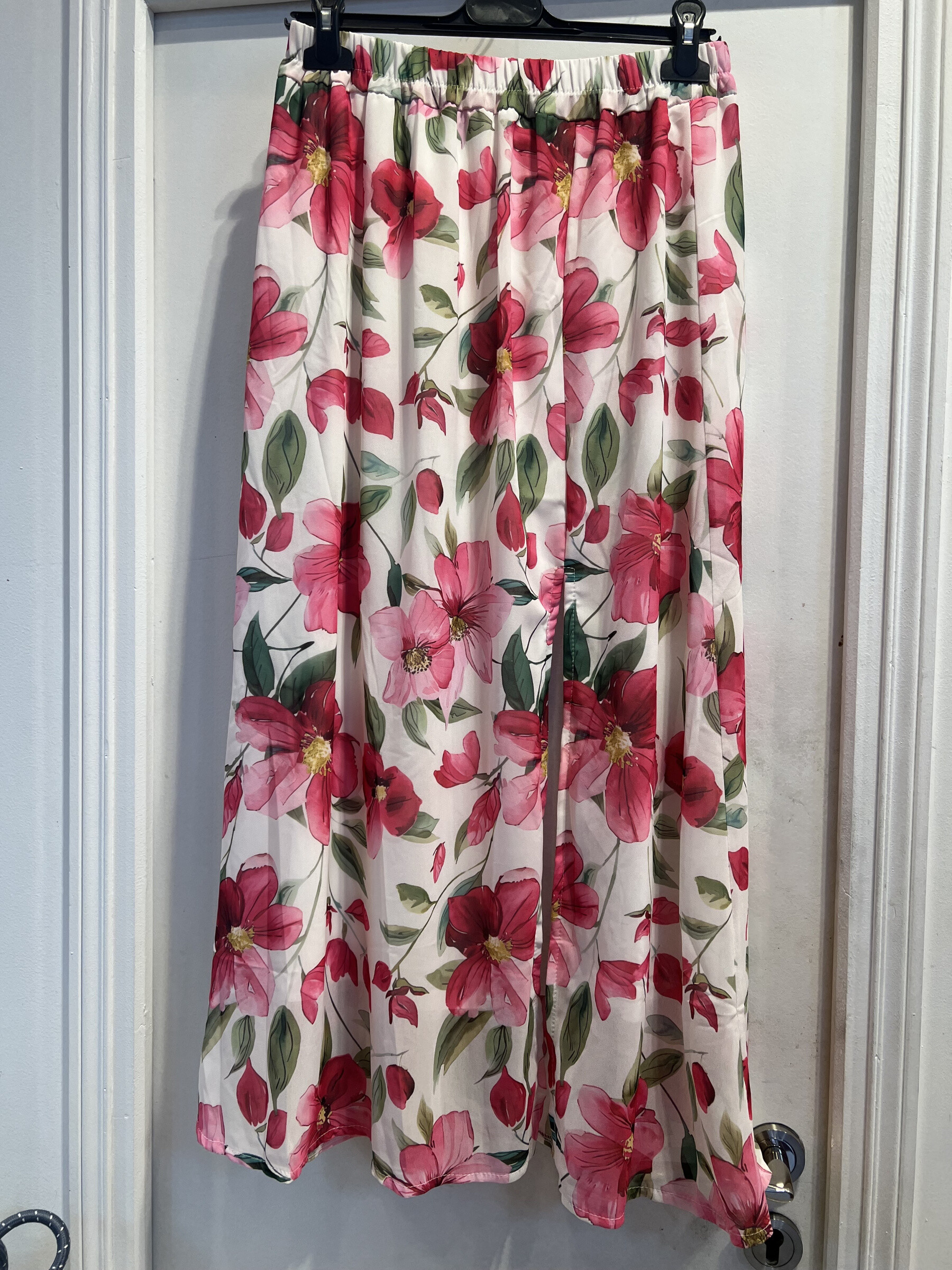 Wholesaler LATINO - Floral print long skirt with a slit