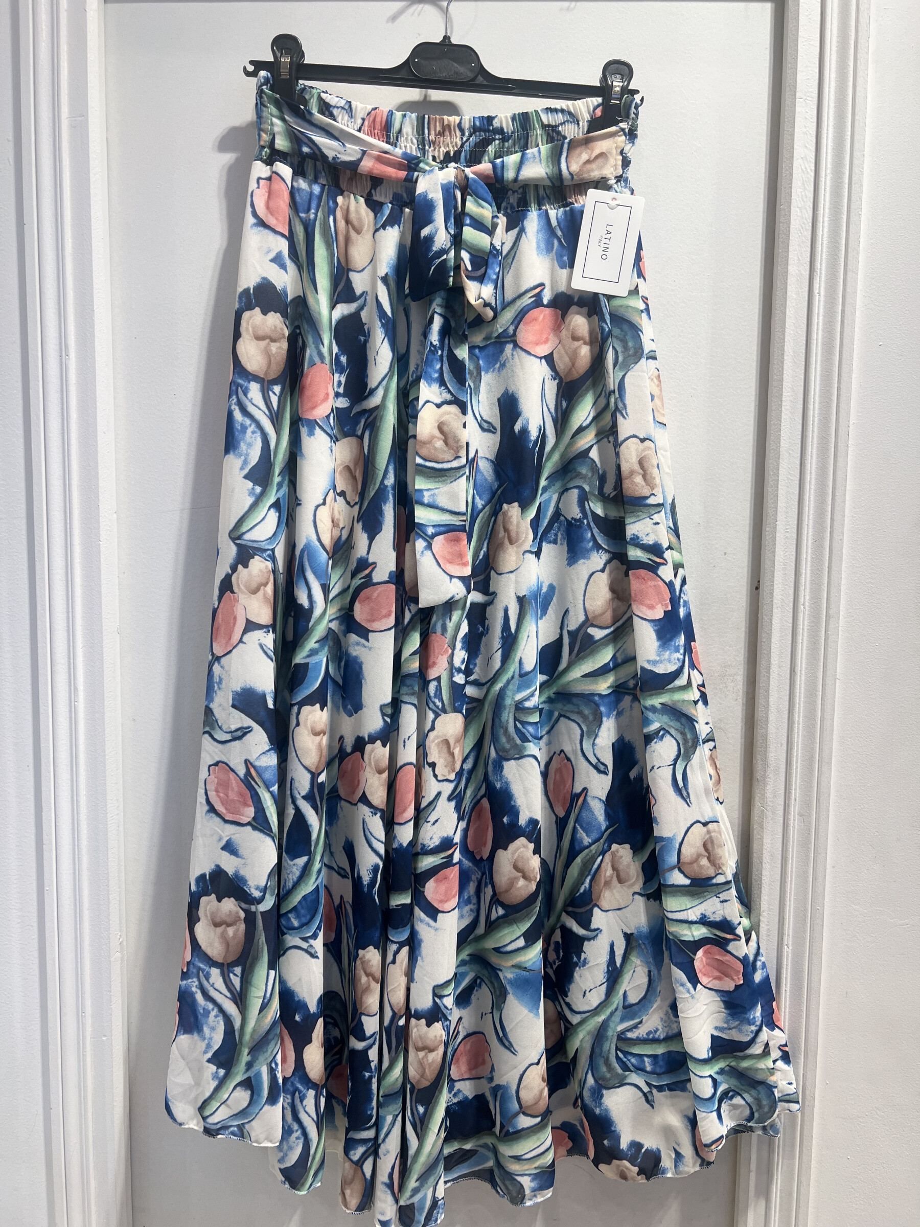 Wholesaler LATINO - Long, fluid, belted skirt