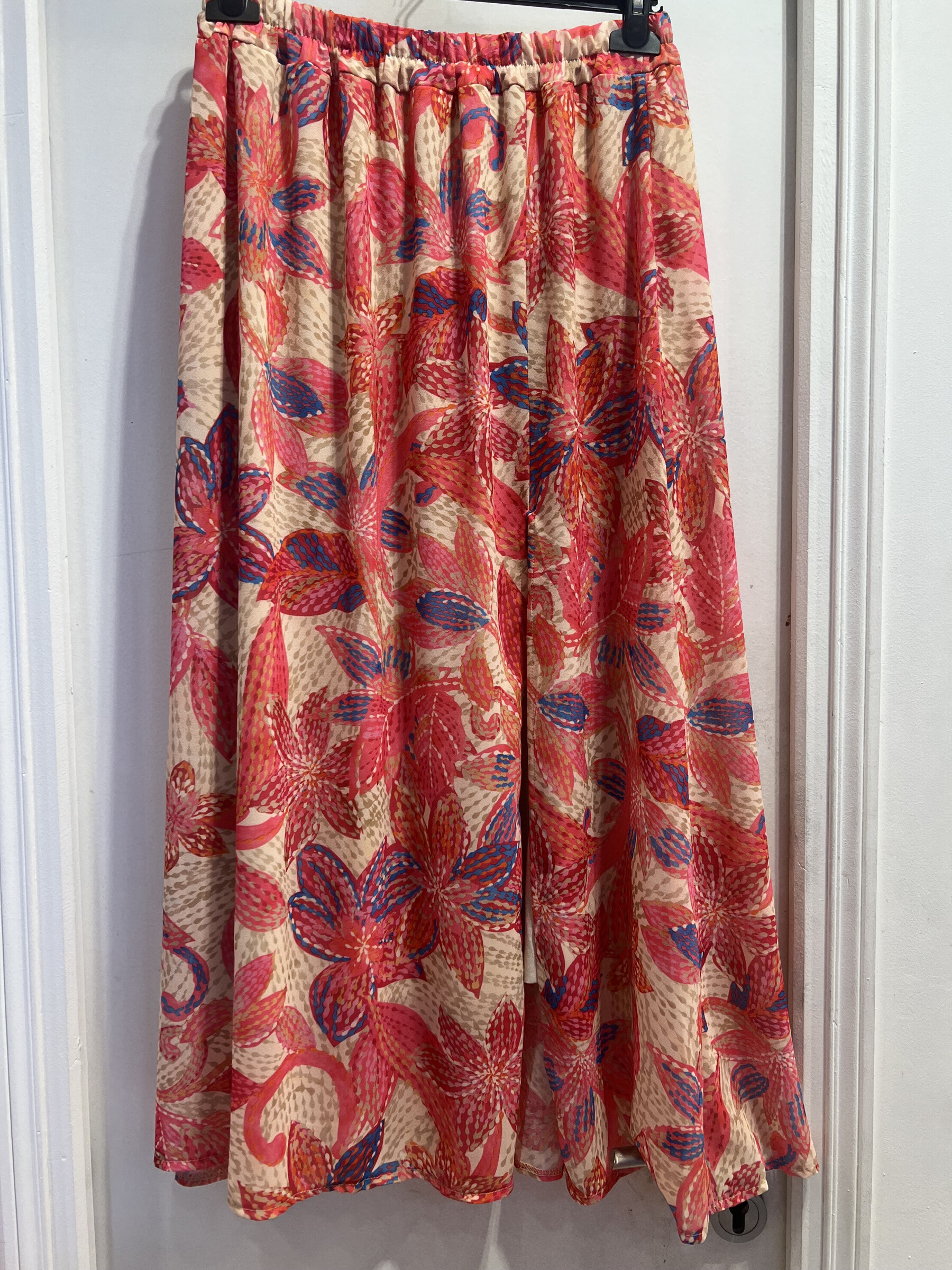 Wholesaler LATINO - Long fluid skirt, with slit, beige floral print, Fuchsia blueberry