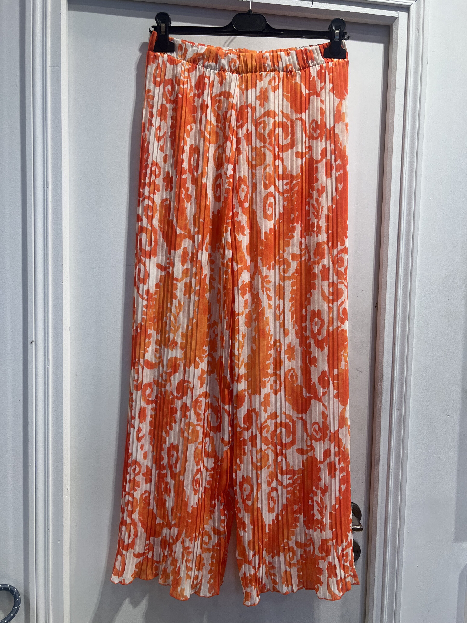 Mayorista LATINO - Pantalones plisados ​​fluidos, estampado de cacher naranja