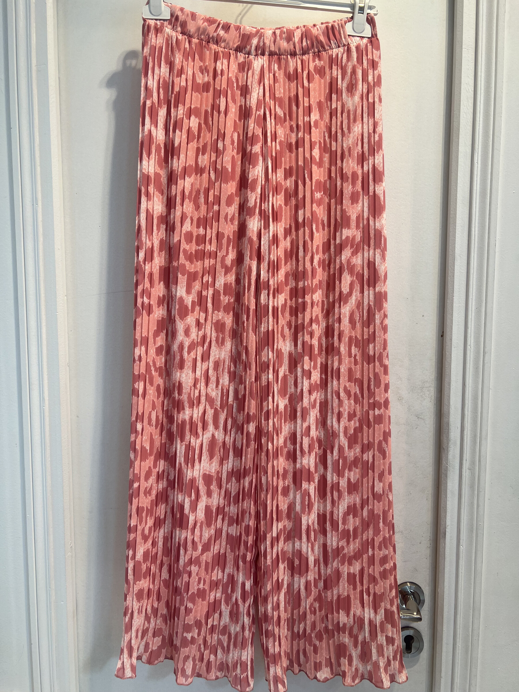 Grossiste LATINO - pantalon plissé  imprime léopard rose