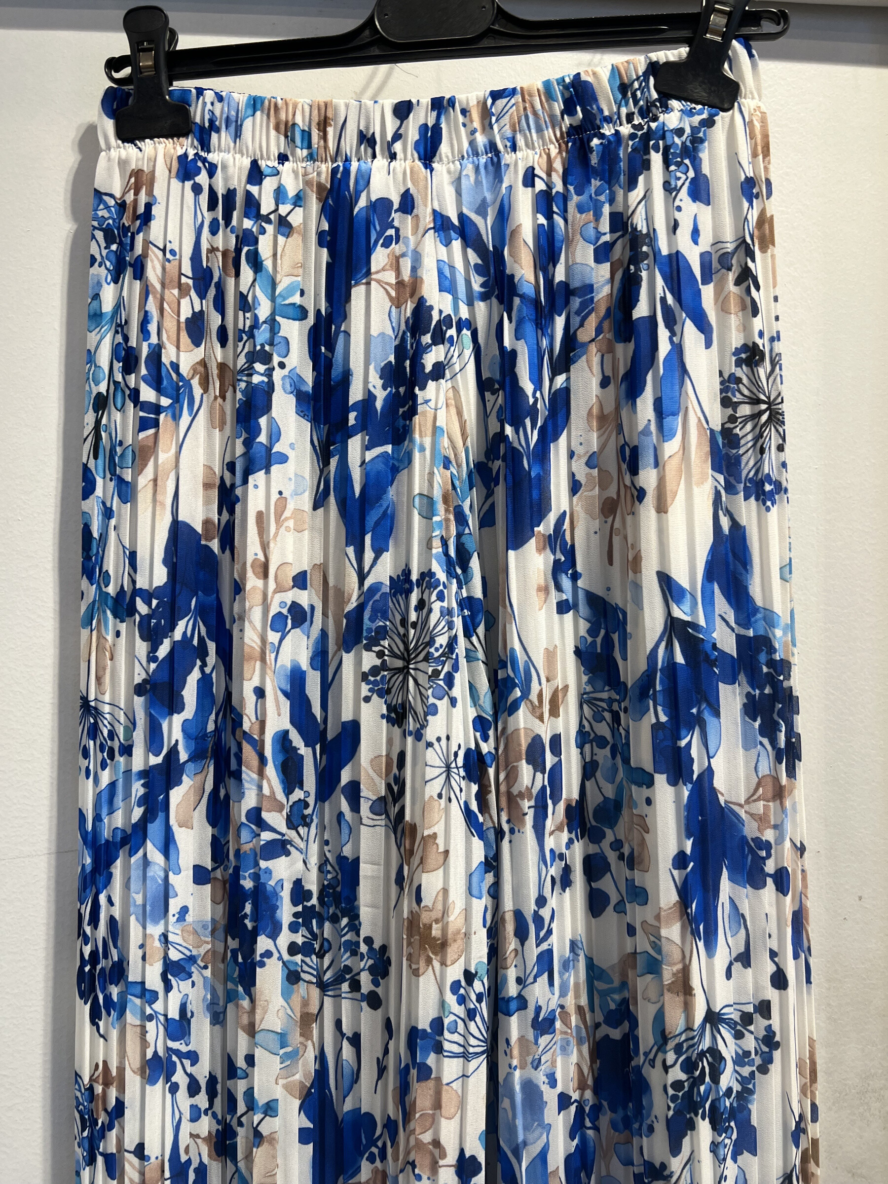 Mayorista LATINO - Pantalones plisados ​​fluidos con patrones florales, azules y blancos