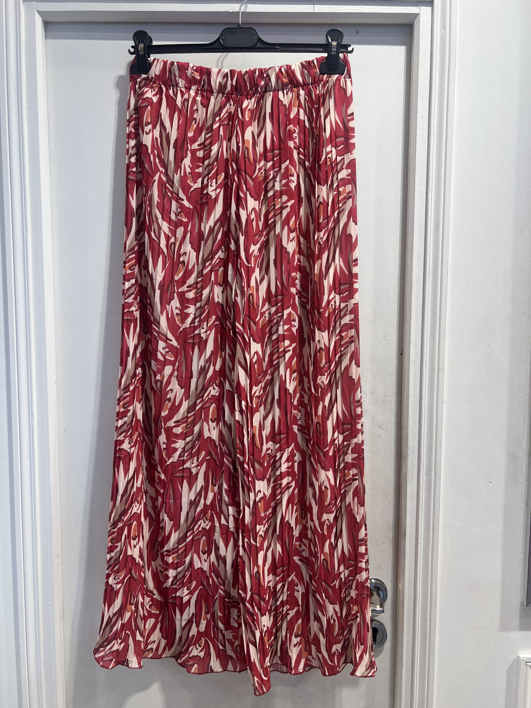 Wholesaler LATINO - Large pleated fuchia dark pants
