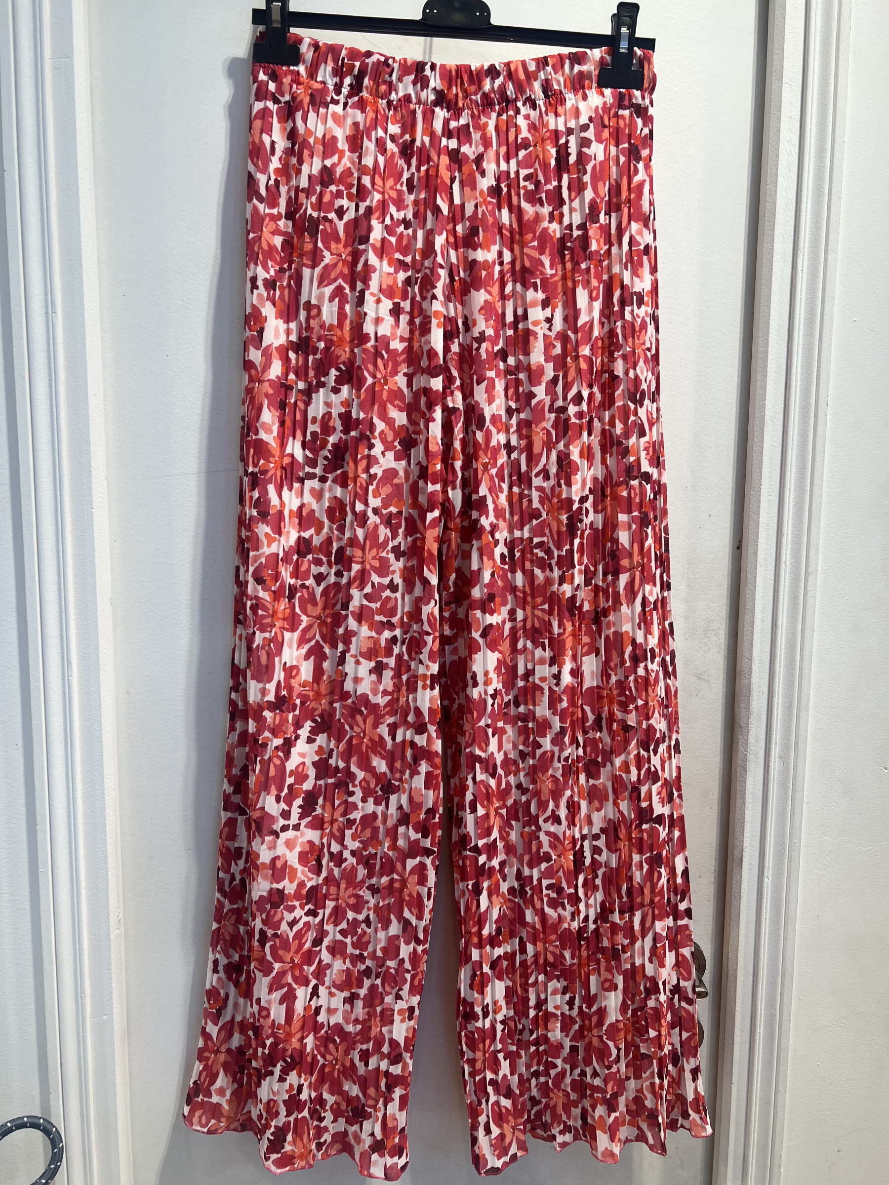Grossiste LATINO - Pantalon large plissé imprimé floral dans les tons  fuchsia