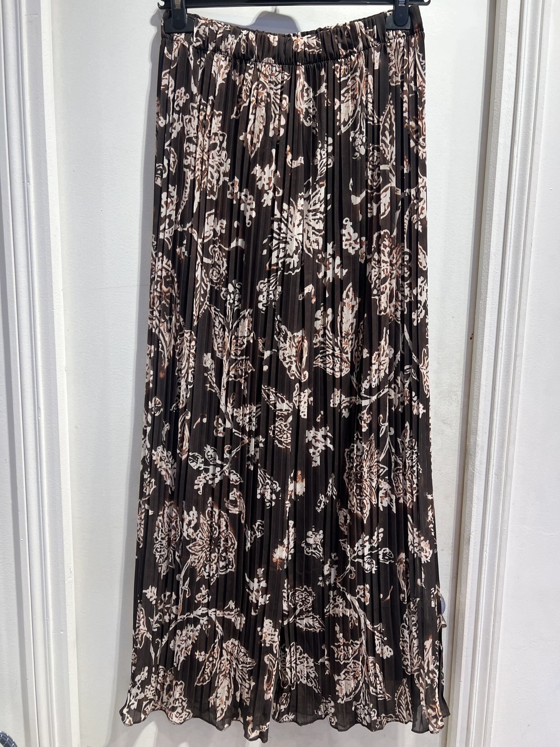 Wholesaler LATINO - Fluid pleated pants with floral patterns in choco and white