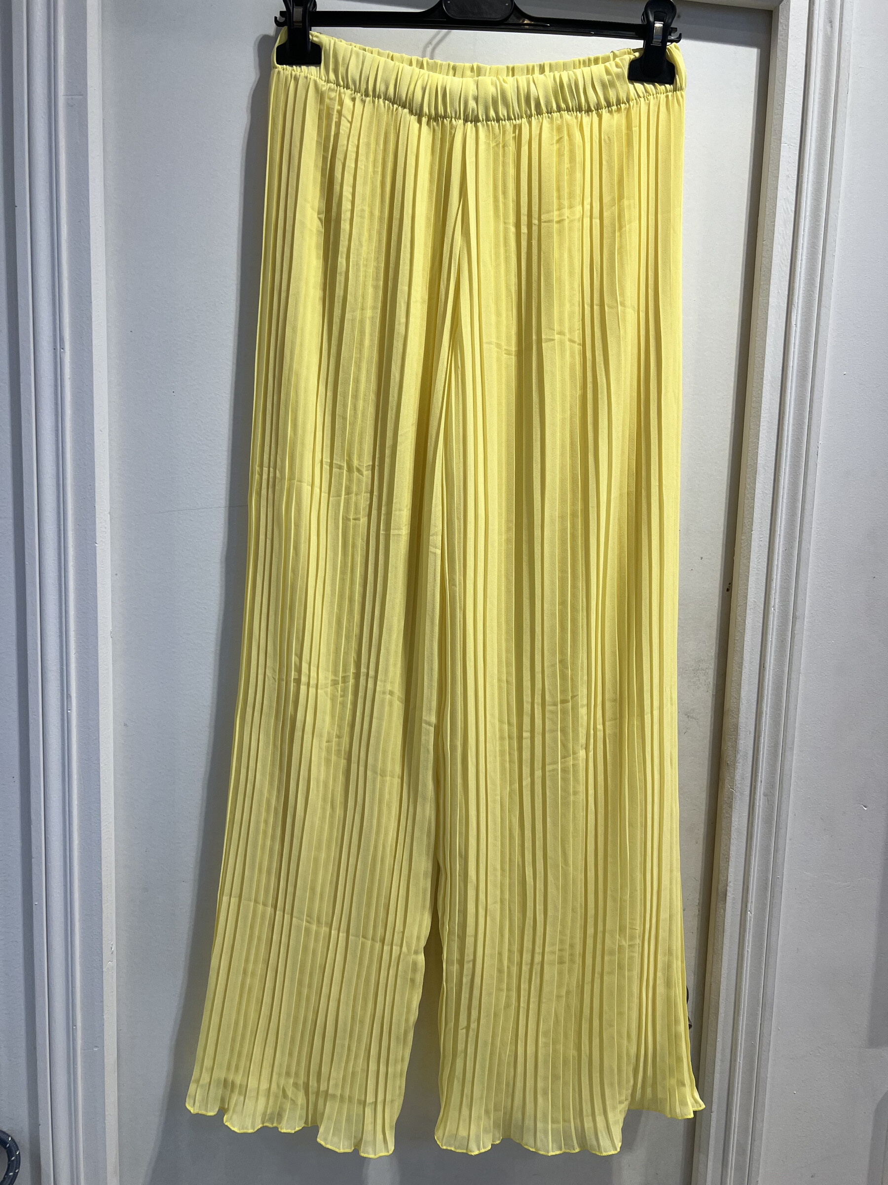 Wholesaler LATINO - Large pleated pants in pastel yellow