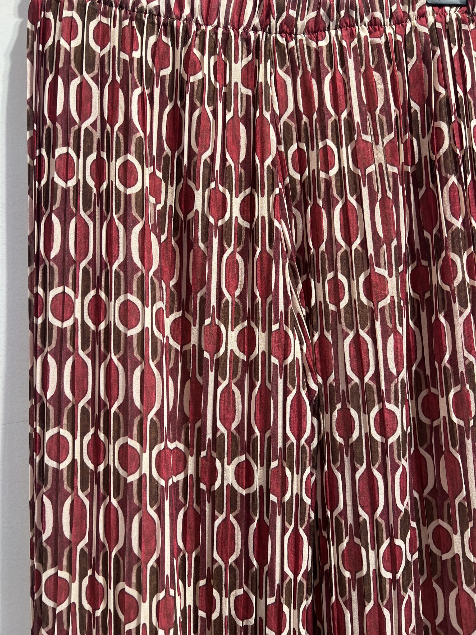Wholesaler LATINO - Fluid plusse pants with graphic patterns in burgundy