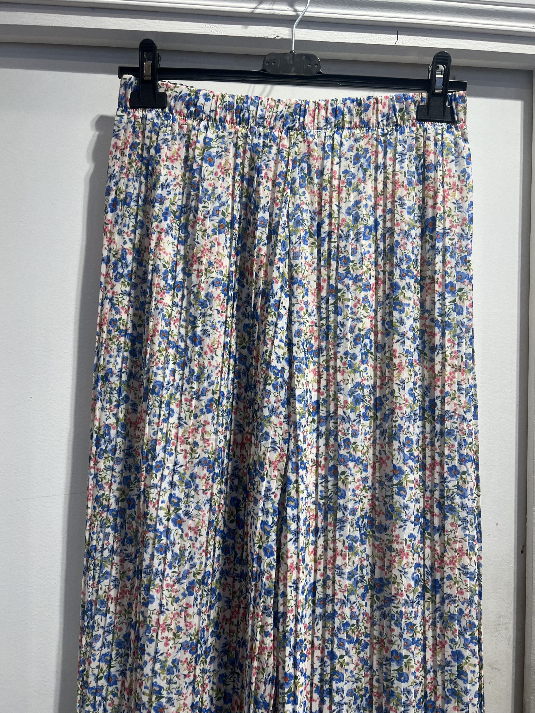 Mayorista LATINO - Pantalones plisados ​​fluidos, estampado floral azul