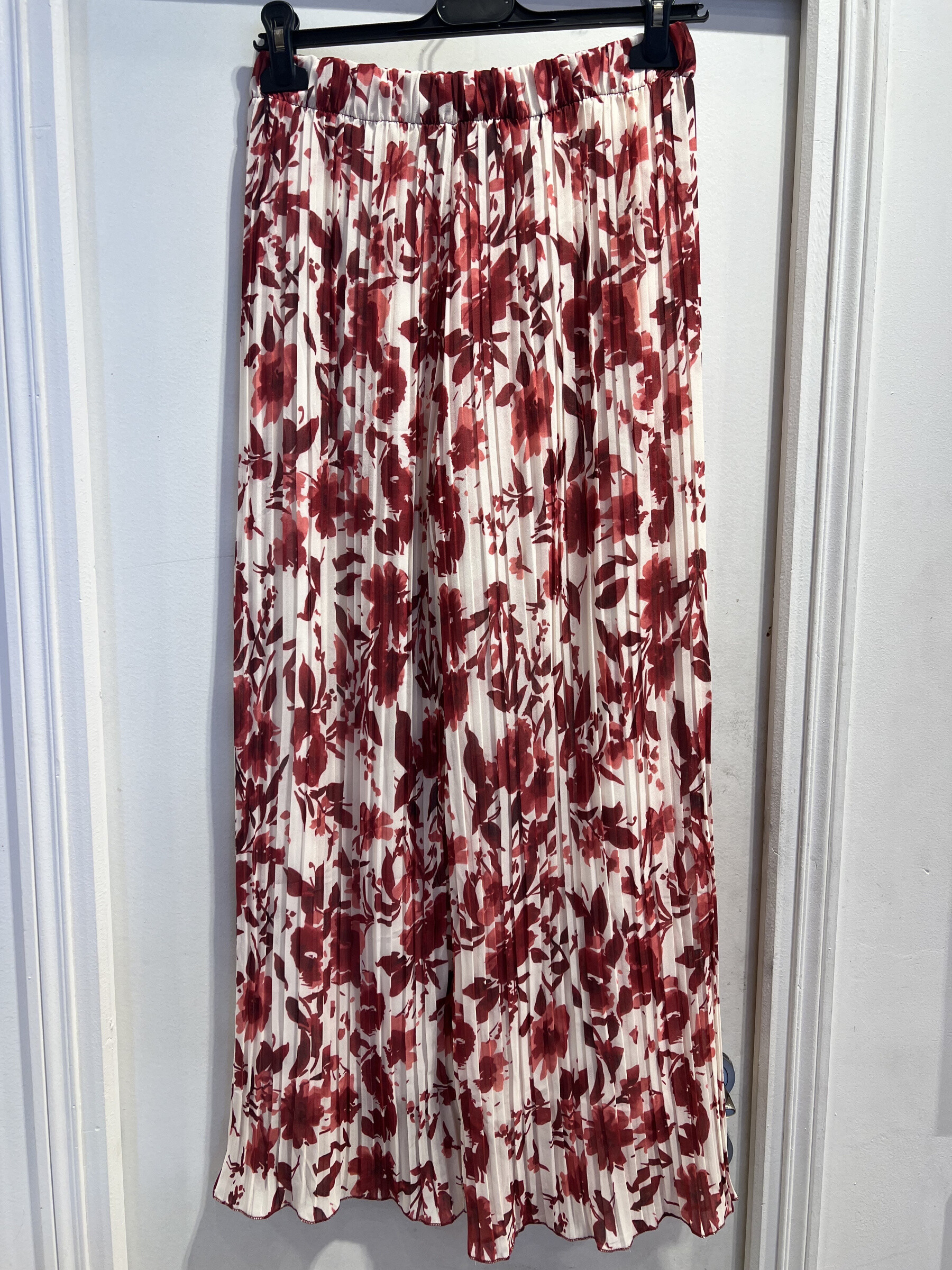 Wholesaler LATINO - Large, pleated, floral bordeaux pants
