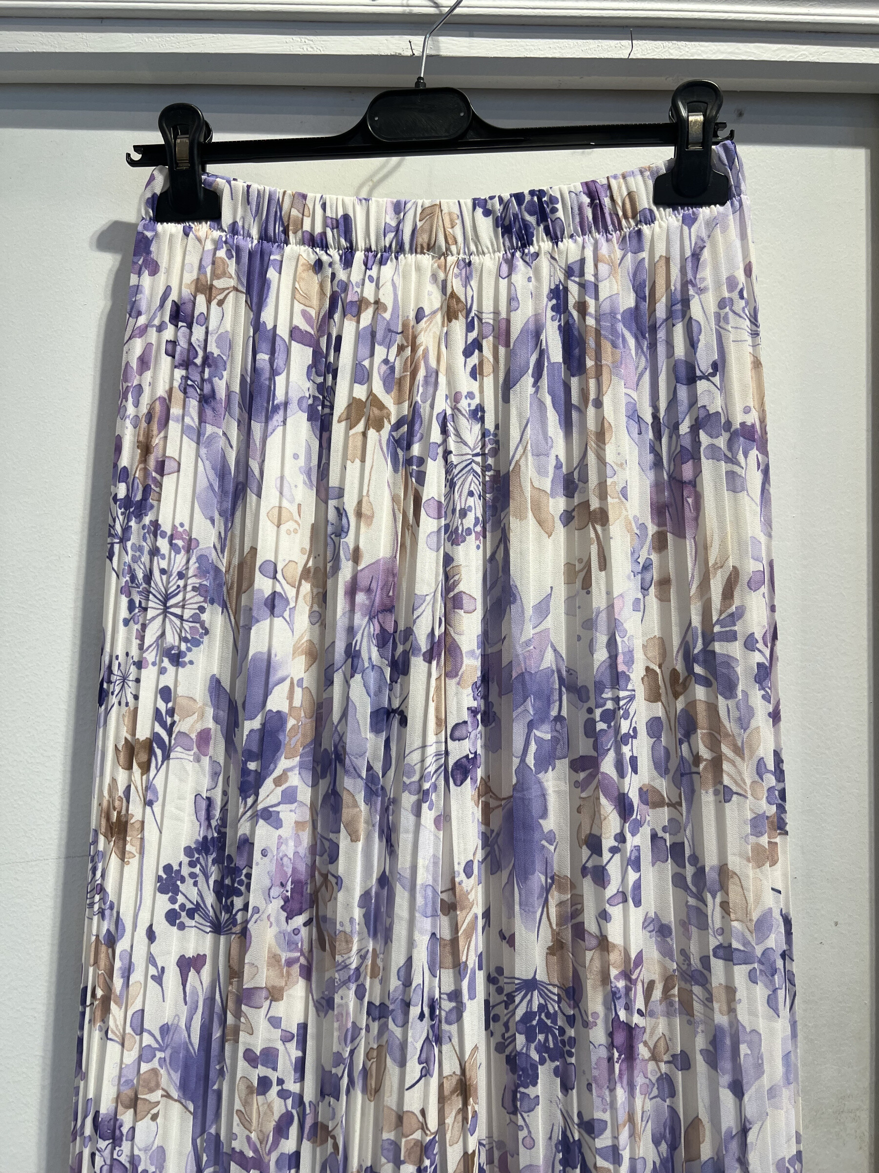 Mayorista LATINO - Pantalones plisados ​​con fluido con patrones florales, lilas y blancos