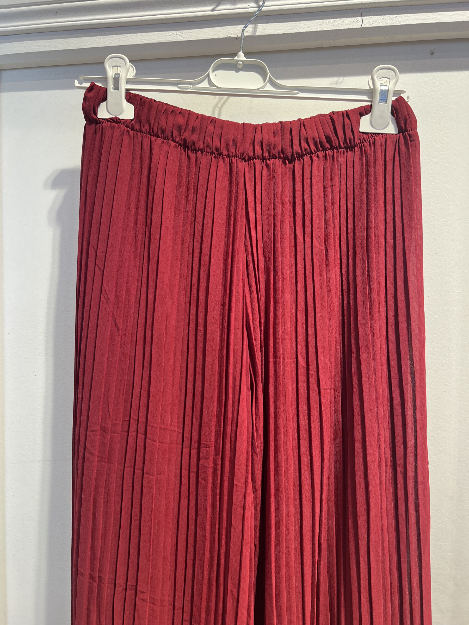 Wholesaler LATINO - Fluid pleated pants, united in burgundy, completely doubled