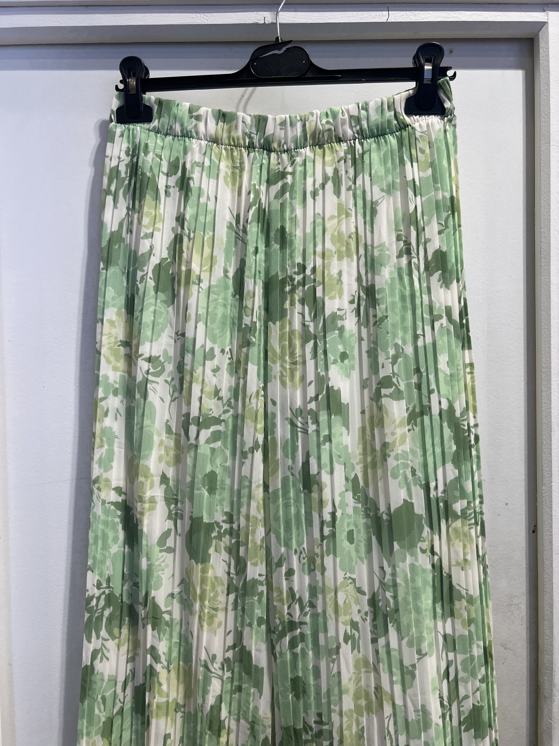 Mayorista LATINO - Gran fluido, pantalones plisados, estampado floral verde claro