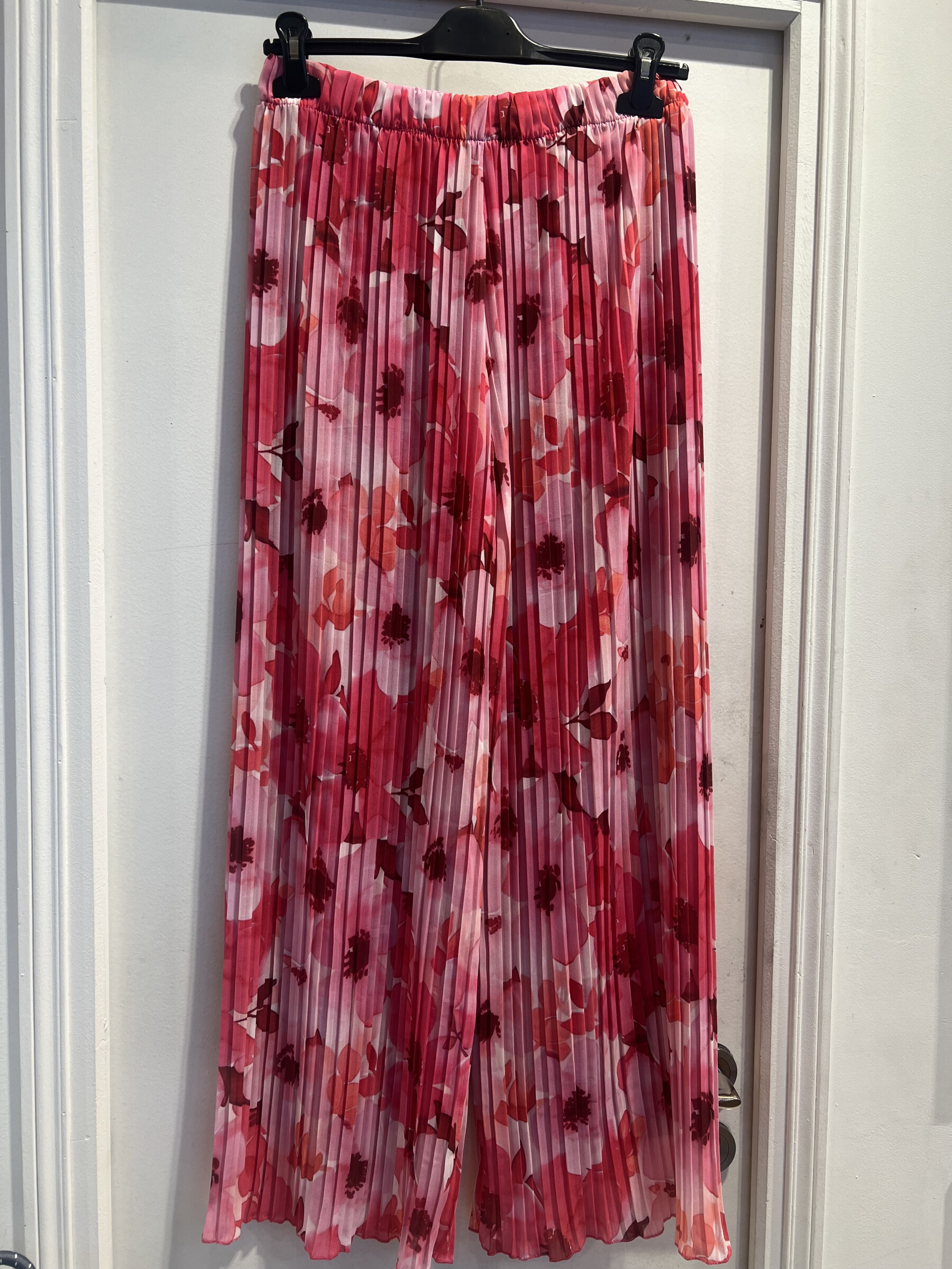 Mayorista LATINO - Pantalones plisados ​​grandes impresos en tonos florales rosados, fucsia