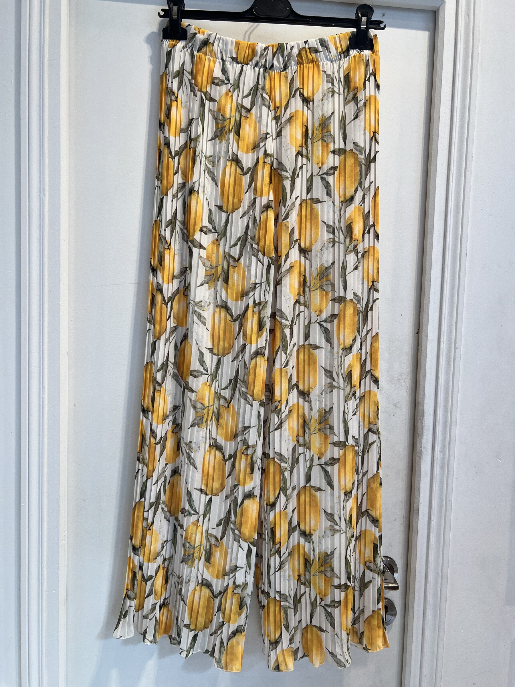 Grossiste LATINO - Pantalon plissé imprime citron, fond blanc