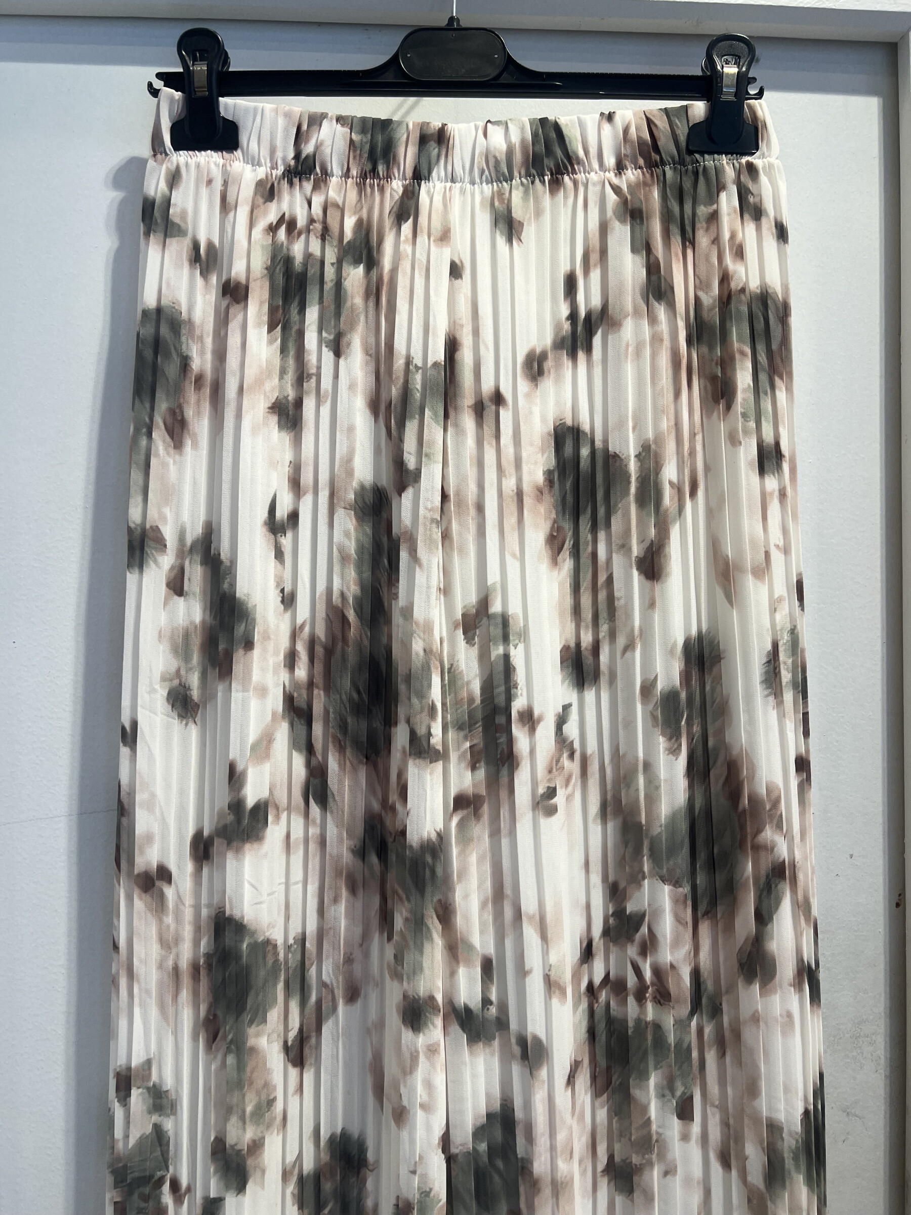 Wholesaler LATINO - Large pleated pants printed in khaki tones