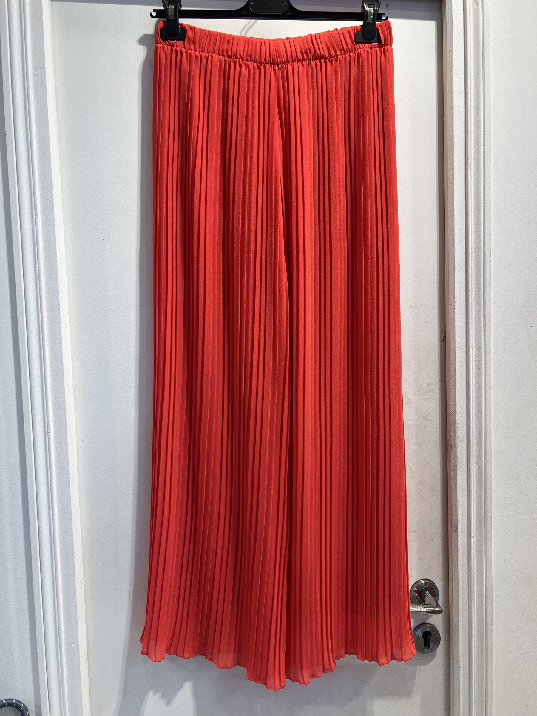 Mayorista LATINO - Pantalones plisados ​​grandes en coral