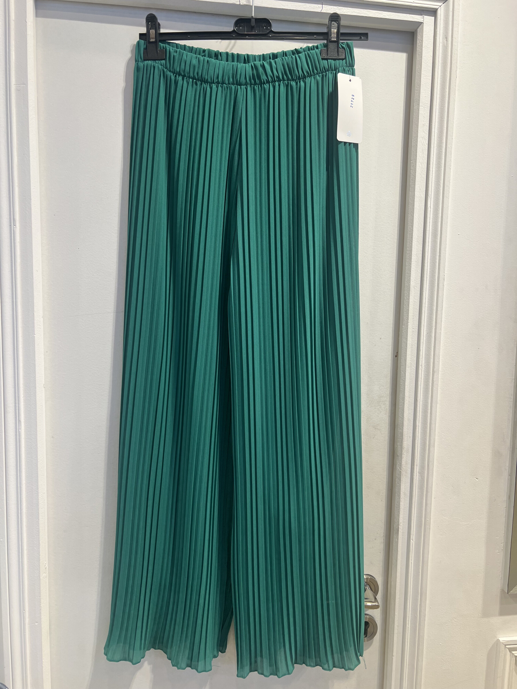 Mayorista LATINO - Pantalones plisados ​​grandes en verde, duplicado