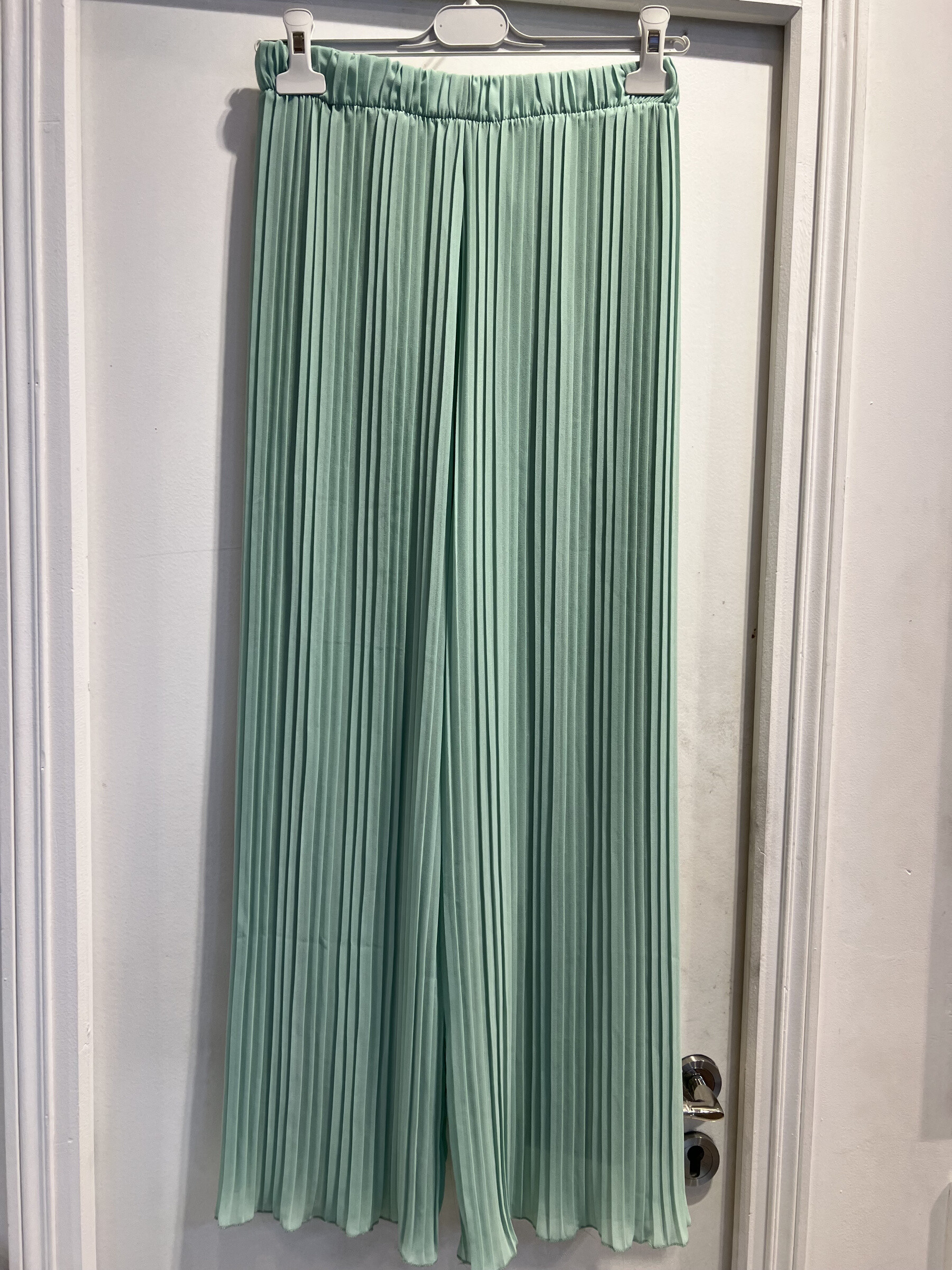 Mayorista LATINO - Pantalones plisados ​​grandes en vidrio de agua