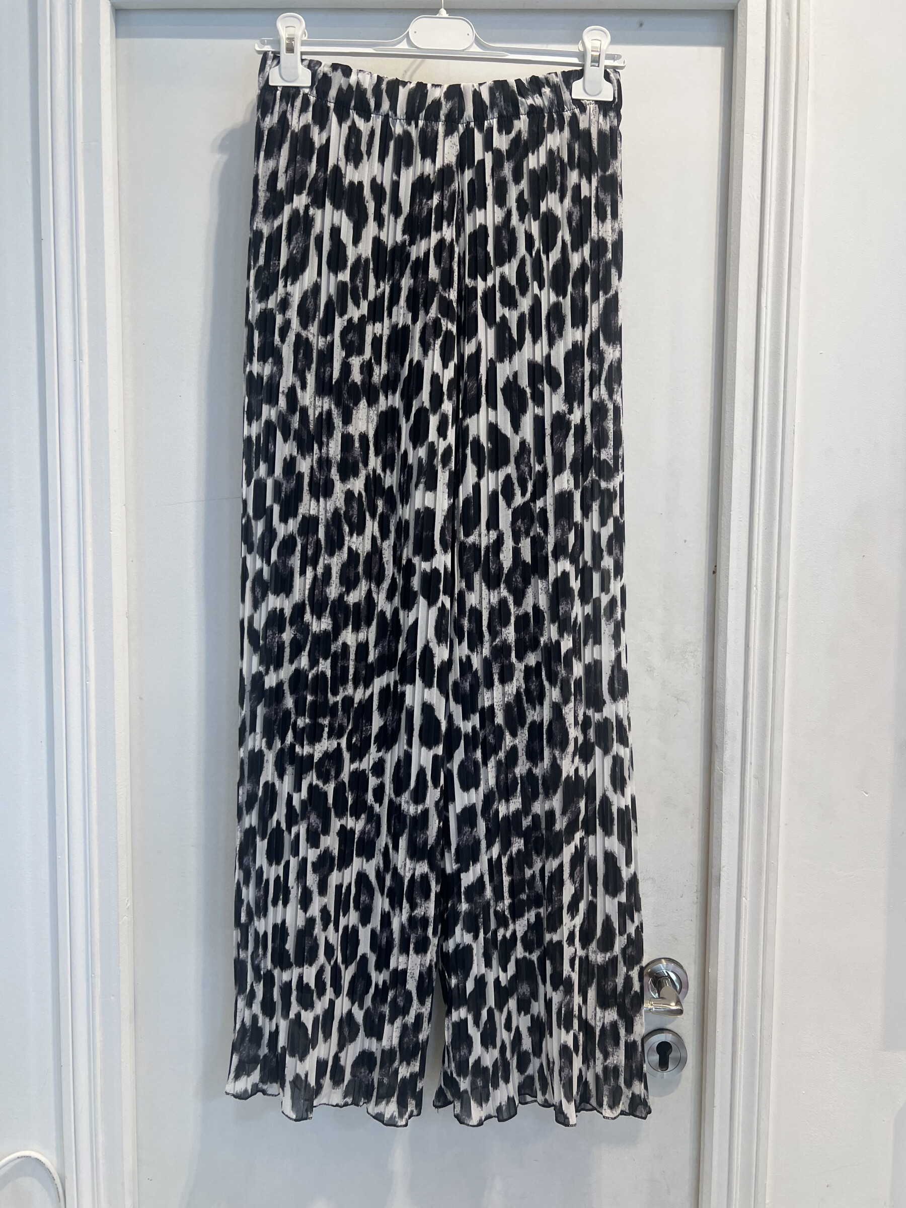 Großhändler LATINO - Faltenhosen Druck schwarzer Leopard, Trend und Eleganz