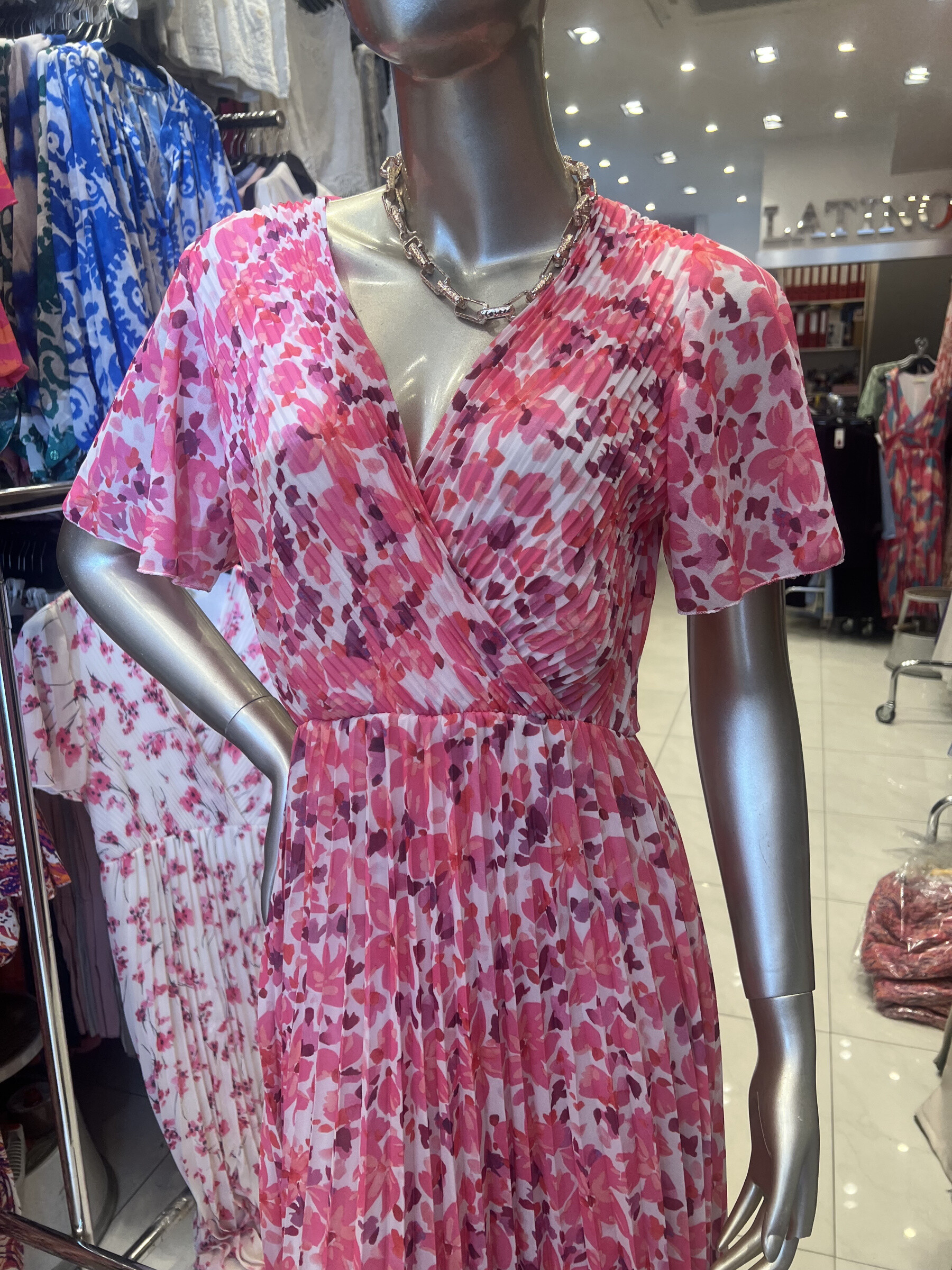 Mayorista LATINO - Vestido de fluido plisado largo con patrón floral