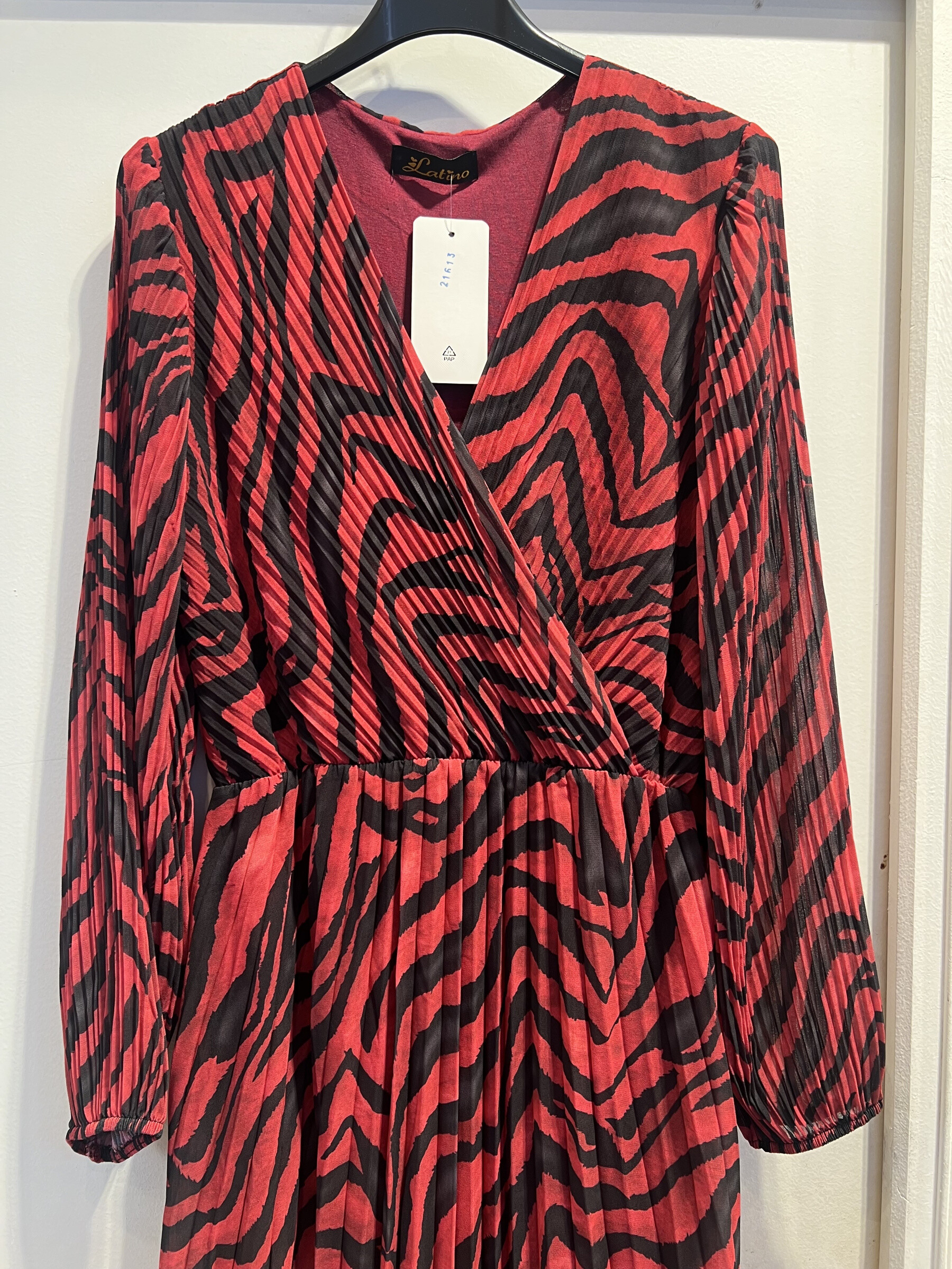 Mayorista LATINO - Vestido de fluido largo, estampado cebra negro y rojo
