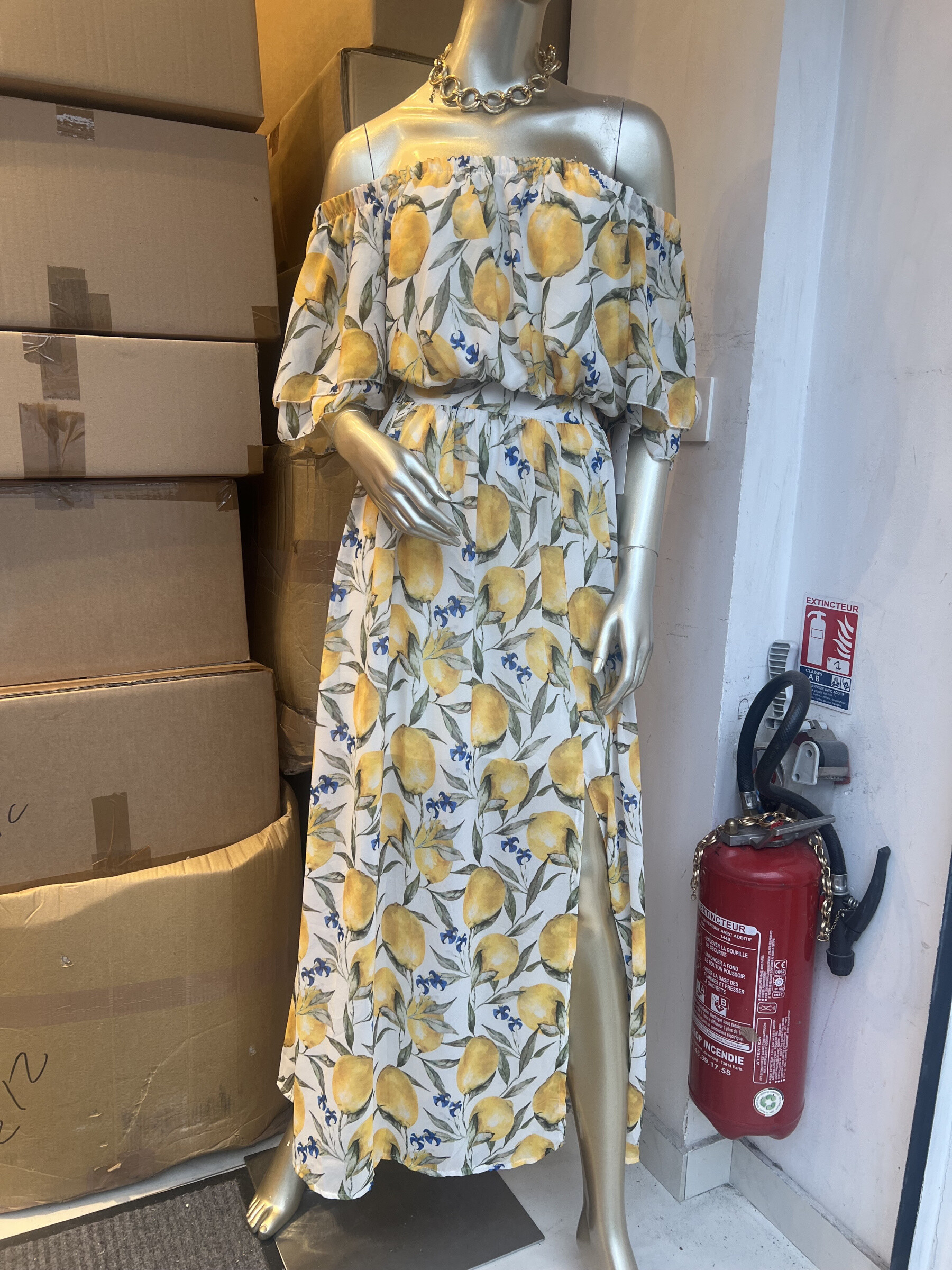 Wholesaler LATINO - Long bare shoulder dress printed lemons