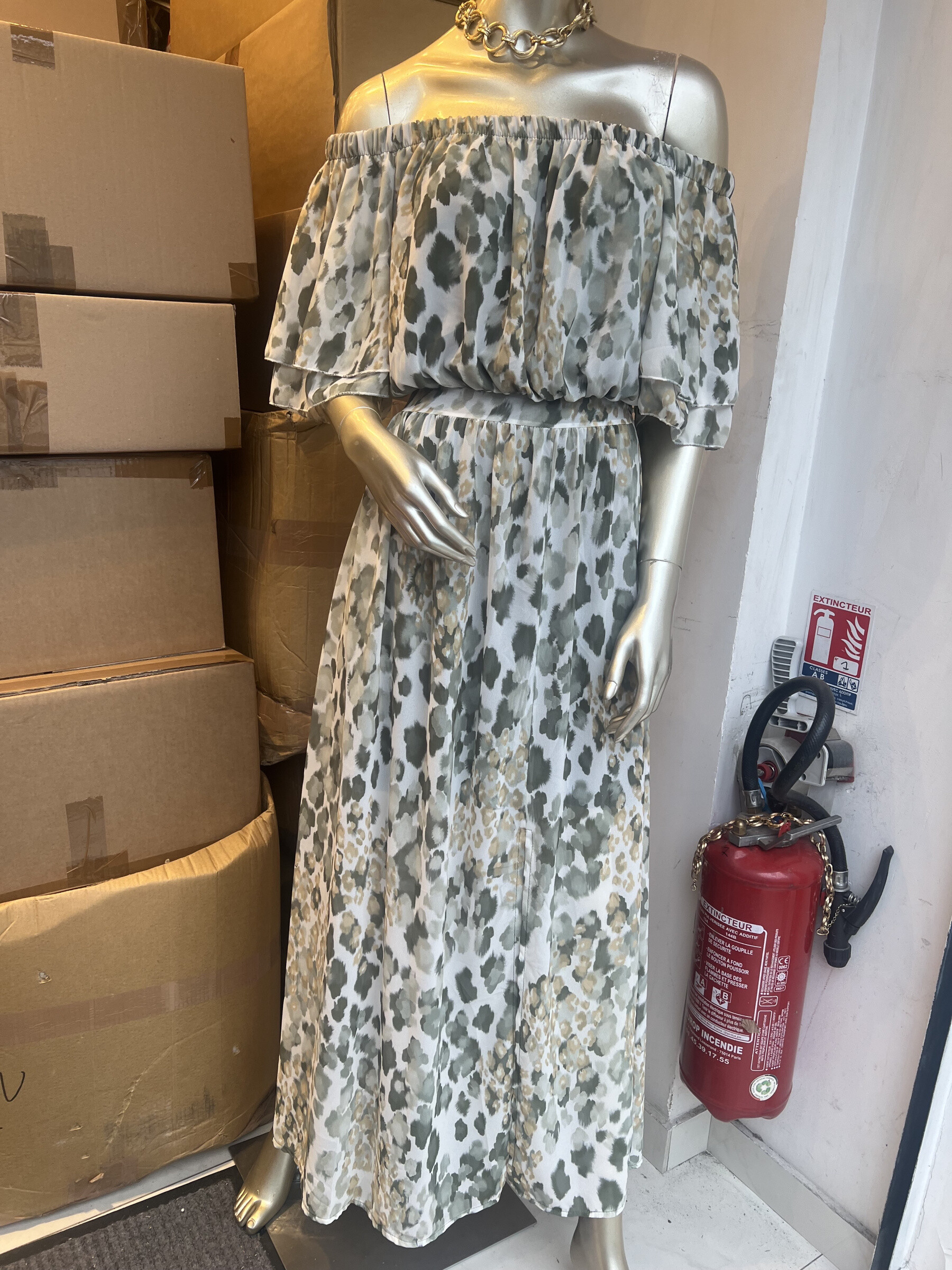 Wholesaler LATINO - Long bare shoulders printed light green spots
