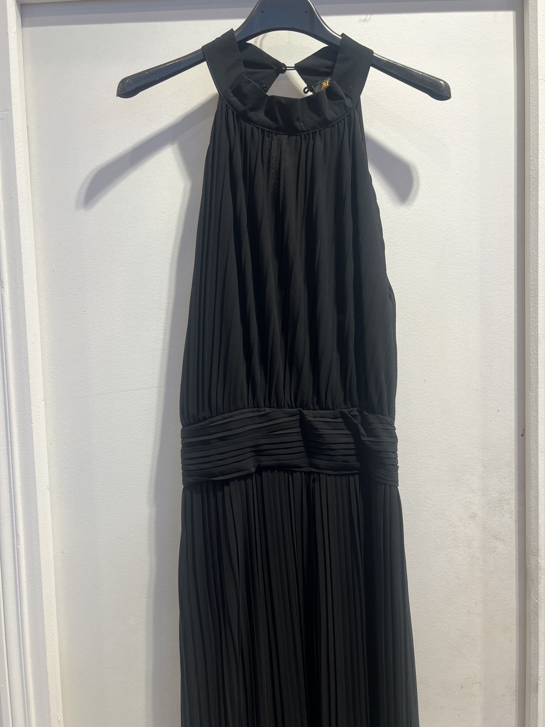 Großhändler LATINO - Nacktes Rückenkleid, Faltenflüssigkeit