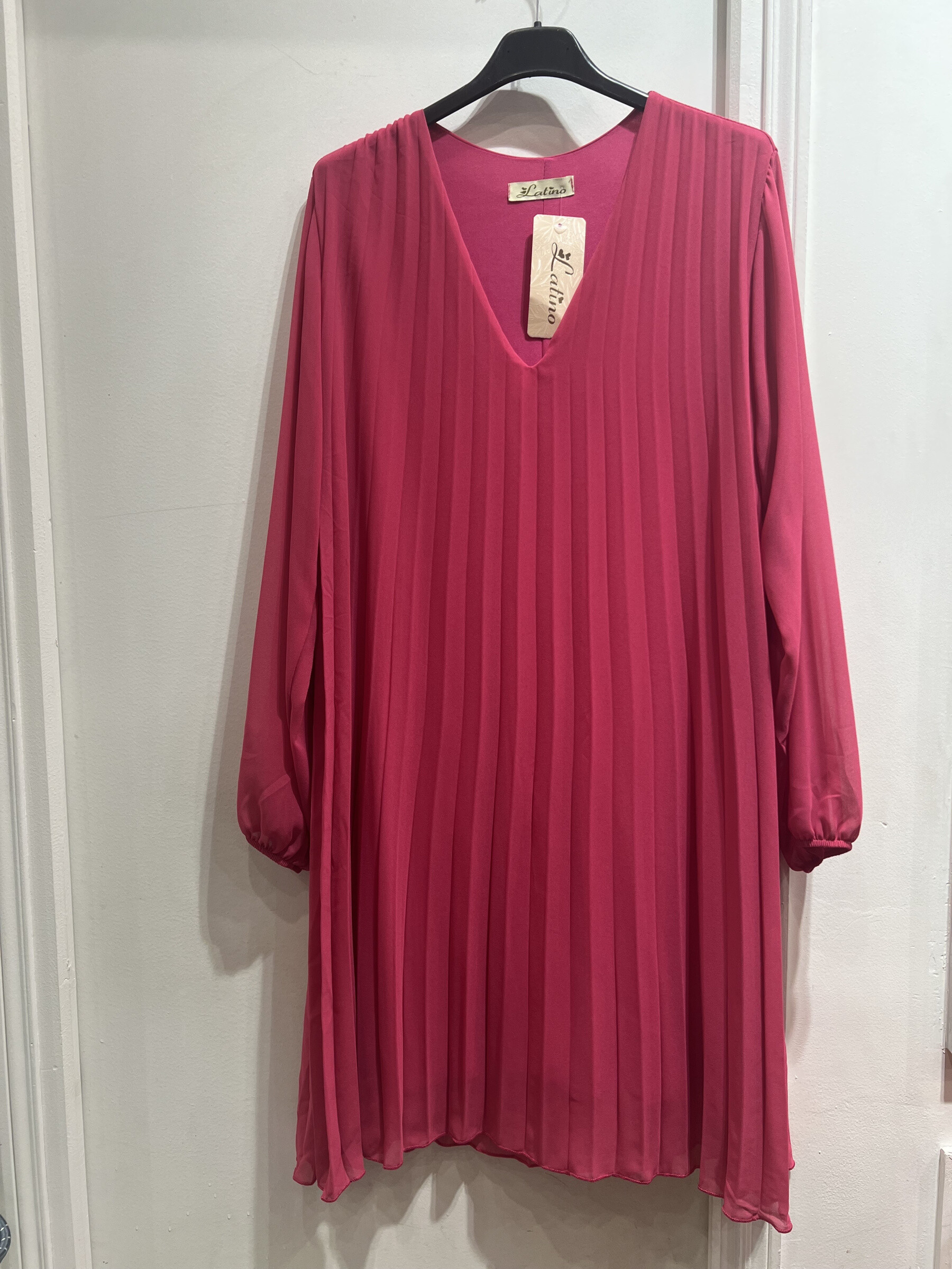 Großhändler LATINO - Falten -V -Neck -Kleid